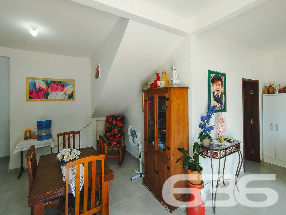 Descubra o Sobrado dos Seus Sonhos em São Francisco do Sul - Bairro Iperoba
Se você está em busca de um lar que combine conforto, espaço e praticidade, este sobrado é a escolha perfeita para você e sua família. Localizado no charmoso bairro Iperoba, em São Francisco do Sul, este imóvel oferece tudo o que você precisa para viver com qualidade e tranquilidade.
Composição do Imóvel:
Garagem: 4 vagas (2 cobertas e 2 descobertas)
Dormitórios: 3
Suíte: 1
Banheiros: 3
Salas: 2 salas de estar e jantar integradas
Cozinhas: 2 cozinhas bem equipadas
Área de Serviço: Sim
Área de Festas: Com churrasqueira e fogão a lenha
Varanda: Ampla varanda ao redor do sobrado
Destaques do Imóvel:
Espaço e Conforto: Com uma área construída de 145 m², este sobrado proporciona espaços amplos e bem distribuídos, ideais para a convivência familiar e recepção de amigos.
Ambientes Integrados: A integração das salas de estar e jantar com a cozinha cria um ambiente perfeito para momentos em família.
Área de Festas: A área de festas com churrasqueira e fogão a lenha é um convite para confraternizações e churrascos em família.
Localização Estratégica: Situado no Bairro Iperoba, próximo a indústrias e universidades, proporcionando facilidade de acesso e comodidade.
Infraestrutura Externa:
Varanda Ampla: A varanda ao redor do sobrado oferece um espaço agradável para relaxar e aproveitar o ambiente externo.
Vagas de Garagem: Com 4 vagas, sendo 2 cobertas, garante espaço para seus veículos e os de suas visitas.
Terreno Plano e Murado: Com uma topografia plana e totalmente murado, oferece segurança e privacidade.
Sobre a Localização:
Bairro Iperoba: Conhecido por sua tranquilidade e proximidade com importantes vias de acesso, o bairro oferece um ambiente residencial ideal para famílias.
Proximidade a Serviços: Próximo a indústrias e universidades, o que valoriza ainda mais o imóvel para quem trabalha ou estuda na região.
Faça uma Visita!
Não perca a oportunidade de conhecer este sobrado incrível. Entre em contato conosco para agendar uma visita e se surpreenda com tudo o que este imóvel tem a oferecer. Nossa equipe de corretores está pronta para atendê-lo e esclarecer todas as suas dúvidas.
636 NEGÓCIOS IMOBILIÁRIOS: A SUA MELHOR ESCOLHA
Com mais de 30 anos de experiência, a 636 Negócios Imobiliários é sua parceira ideal para encontrar o imóvel perfeito. Estamos prontos para ajudá-lo a fazer deste imóvel o seu novo lar.
Telefone: (47) 3451-0636
WhatsApp: (47) 99190-0636
Não perca esta oportunidade única. Visite nosso site para mais informações: i636.com.br