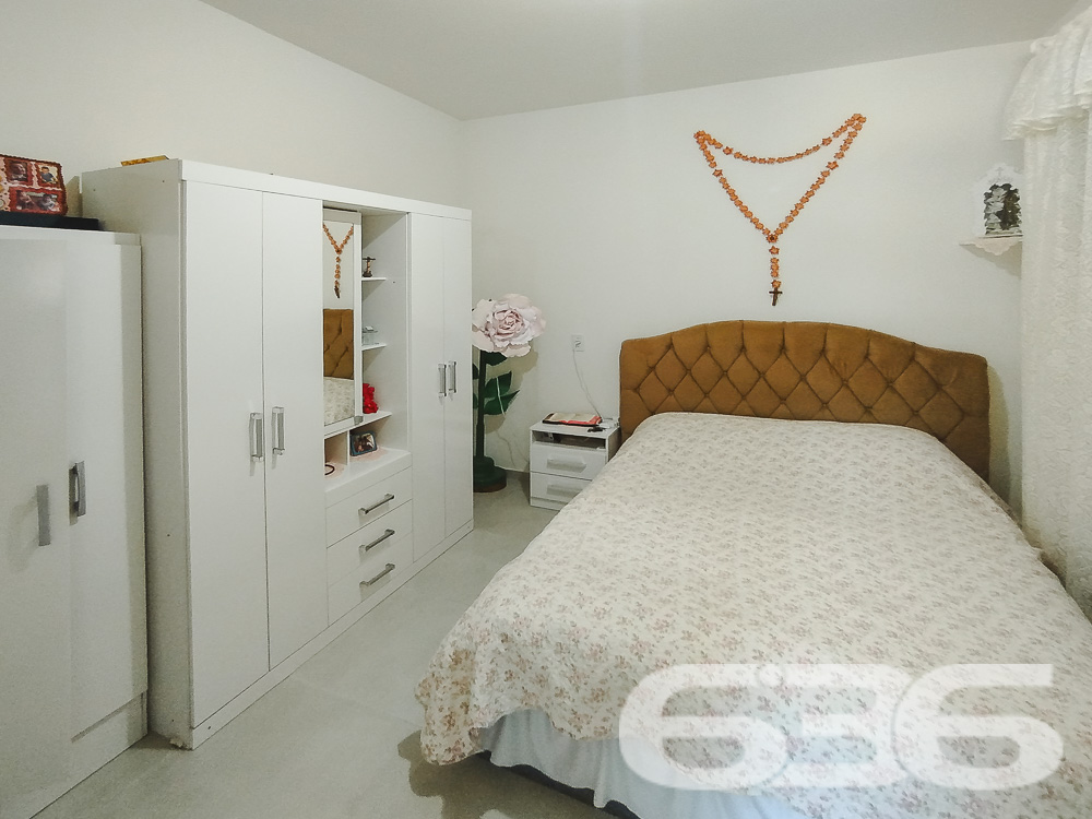 Descubra o Sobrado dos Seus Sonhos em São Francisco do Sul - Bairro Iperoba
Se você está em busca de um lar que combine conforto, espaço e praticidade, este sobrado é a escolha perfeita para você e sua família. Localizado no charmoso bairro Iperoba, em São Francisco do Sul, este imóvel oferece tudo o que você precisa para viver com qualidade e tranquilidade.
Composição do Imóvel:
Garagem: 4 vagas (2 cobertas e 2 descobertas)
Dormitórios: 3
Suíte: 1
Banheiros: 3
Salas: 2 salas de estar e jantar integradas
Cozinhas: 2 cozinhas bem equipadas
Área de Serviço: Sim
Área de Festas: Com churrasqueira e fogão a lenha
Varanda: Ampla varanda ao redor do sobrado
Destaques do Imóvel:
Espaço e Conforto: Com uma área construída de 145 m², este sobrado proporciona espaços amplos e bem distribuídos, ideais para a convivência familiar e recepção de amigos.
Ambientes Integrados: A integração das salas de estar e jantar com a cozinha cria um ambiente perfeito para momentos em família.
Área de Festas: A área de festas com churrasqueira e fogão a lenha é um convite para confraternizações e churrascos em família.
Localização Estratégica: Situado no Bairro Iperoba, próximo a indústrias e universidades, proporcionando facilidade de acesso e comodidade.
Infraestrutura Externa:
Varanda Ampla: A varanda ao redor do sobrado oferece um espaço agradável para relaxar e aproveitar o ambiente externo.
Vagas de Garagem: Com 4 vagas, sendo 2 cobertas, garante espaço para seus veículos e os de suas visitas.
Terreno Plano e Murado: Com uma topografia plana e totalmente murado, oferece segurança e privacidade.
Sobre a Localização:
Bairro Iperoba: Conhecido por sua tranquilidade e proximidade com importantes vias de acesso, o bairro oferece um ambiente residencial ideal para famílias.
Proximidade a Serviços: Próximo a indústrias e universidades, o que valoriza ainda mais o imóvel para quem trabalha ou estuda na região.
Faça uma Visita!
Não perca a oportunidade de conhecer este sobrado incrível. Entre em contato conosco para agendar uma visita e se surpreenda com tudo o que este imóvel tem a oferecer. Nossa equipe de corretores está pronta para atendê-lo e esclarecer todas as suas dúvidas.
636 NEGÓCIOS IMOBILIÁRIOS: A SUA MELHOR ESCOLHA
Com mais de 30 anos de experiência, a 636 Negócios Imobiliários é sua parceira ideal para encontrar o imóvel perfeito. Estamos prontos para ajudá-lo a fazer deste imóvel o seu novo lar.
Telefone: (47) 3451-0636
WhatsApp: (47) 99190-0636
Não perca esta oportunidade única. Visite nosso site para mais informações: i636.com.br