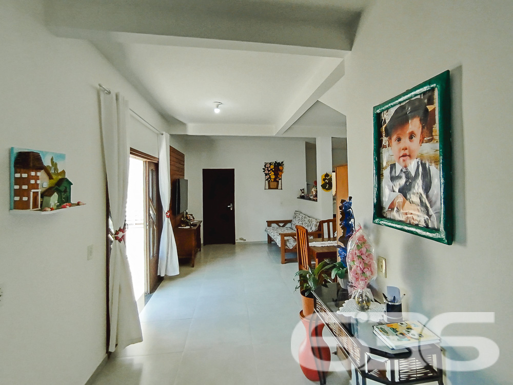 Descubra o Sobrado dos Seus Sonhos em São Francisco do Sul - Bairro Iperoba
Se você está em busca de um lar que combine conforto, espaço e praticidade, este sobrado é a escolha perfeita para você e sua família. Localizado no charmoso bairro Iperoba, em São Francisco do Sul, este imóvel oferece tudo o que você precisa para viver com qualidade e tranquilidade.
Composição do Imóvel:
Garagem: 4 vagas (2 cobertas e 2 descobertas)
Dormitórios: 3
Suíte: 1
Banheiros: 3
Salas: 2 salas de estar e jantar integradas
Cozinhas: 2 cozinhas bem equipadas
Área de Serviço: Sim
Área de Festas: Com churrasqueira e fogão a lenha
Varanda: Ampla varanda ao redor do sobrado
Destaques do Imóvel:
Espaço e Conforto: Com uma área construída de 145 m², este sobrado proporciona espaços amplos e bem distribuídos, ideais para a convivência familiar e recepção de amigos.
Ambientes Integrados: A integração das salas de estar e jantar com a cozinha cria um ambiente perfeito para momentos em família.
Área de Festas: A área de festas com churrasqueira e fogão a lenha é um convite para confraternizações e churrascos em família.
Localização Estratégica: Situado no Bairro Iperoba, próximo a indústrias e universidades, proporcionando facilidade de acesso e comodidade.
Infraestrutura Externa:
Varanda Ampla: A varanda ao redor do sobrado oferece um espaço agradável para relaxar e aproveitar o ambiente externo.
Vagas de Garagem: Com 4 vagas, sendo 2 cobertas, garante espaço para seus veículos e os de suas visitas.
Terreno Plano e Murado: Com uma topografia plana e totalmente murado, oferece segurança e privacidade.
Sobre a Localização:
Bairro Iperoba: Conhecido por sua tranquilidade e proximidade com importantes vias de acesso, o bairro oferece um ambiente residencial ideal para famílias.
Proximidade a Serviços: Próximo a indústrias e universidades, o que valoriza ainda mais o imóvel para quem trabalha ou estuda na região.
Faça uma Visita!
Não perca a oportunidade de conhecer este sobrado incrível. Entre em contato conosco para agendar uma visita e se surpreenda com tudo o que este imóvel tem a oferecer. Nossa equipe de corretores está pronta para atendê-lo e esclarecer todas as suas dúvidas.
636 NEGÓCIOS IMOBILIÁRIOS: A SUA MELHOR ESCOLHA
Com mais de 30 anos de experiência, a 636 Negócios Imobiliários é sua parceira ideal para encontrar o imóvel perfeito. Estamos prontos para ajudá-lo a fazer deste imóvel o seu novo lar.
Telefone: (47) 3451-0636
WhatsApp: (47) 99190-0636
Não perca esta oportunidade única. Visite nosso site para mais informações: i636.com.br