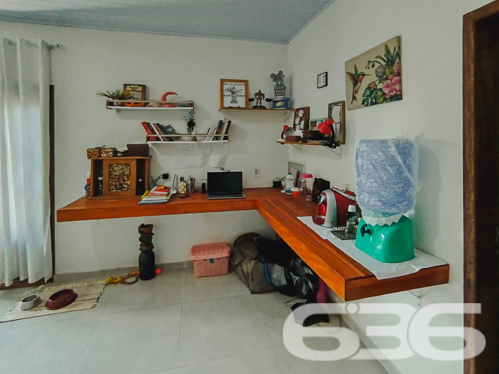 Descubra o Sobrado dos Seus Sonhos em São Francisco do Sul - Bairro Iperoba
Se você está em busca de um lar que combine conforto, espaço e praticidade, este sobrado é a escolha perfeita para você e sua família. Localizado no charmoso bairro Iperoba, em São Francisco do Sul, este imóvel oferece tudo o que você precisa para viver com qualidade e tranquilidade.
Composição do Imóvel:
Garagem: 4 vagas (2 cobertas e 2 descobertas)
Dormitórios: 3
Suíte: 1
Banheiros: 3
Salas: 2 salas de estar e jantar integradas
Cozinhas: 2 cozinhas bem equipadas
Área de Serviço: Sim
Área de Festas: Com churrasqueira e fogão a lenha
Varanda: Ampla varanda ao redor do sobrado
Destaques do Imóvel:
Espaço e Conforto: Com uma área construída de 145 m², este sobrado proporciona espaços amplos e bem distribuídos, ideais para a convivência familiar e recepção de amigos.
Ambientes Integrados: A integração das salas de estar e jantar com a cozinha cria um ambiente perfeito para momentos em família.
Área de Festas: A área de festas com churrasqueira e fogão a lenha é um convite para confraternizações e churrascos em família.
Localização Estratégica: Situado no Bairro Iperoba, próximo a indústrias e universidades, proporcionando facilidade de acesso e comodidade.
Infraestrutura Externa:
Varanda Ampla: A varanda ao redor do sobrado oferece um espaço agradável para relaxar e aproveitar o ambiente externo.
Vagas de Garagem: Com 4 vagas, sendo 2 cobertas, garante espaço para seus veículos e os de suas visitas.
Terreno Plano e Murado: Com uma topografia plana e totalmente murado, oferece segurança e privacidade.
Sobre a Localização:
Bairro Iperoba: Conhecido por sua tranquilidade e proximidade com importantes vias de acesso, o bairro oferece um ambiente residencial ideal para famílias.
Proximidade a Serviços: Próximo a indústrias e universidades, o que valoriza ainda mais o imóvel para quem trabalha ou estuda na região.
Faça uma Visita!
Não perca a oportunidade de conhecer este sobrado incrível. Entre em contato conosco para agendar uma visita e se surpreenda com tudo o que este imóvel tem a oferecer. Nossa equipe de corretores está pronta para atendê-lo e esclarecer todas as suas dúvidas.
636 NEGÓCIOS IMOBILIÁRIOS: A SUA MELHOR ESCOLHA
Com mais de 30 anos de experiência, a 636 Negócios Imobiliários é sua parceira ideal para encontrar o imóvel perfeito. Estamos prontos para ajudá-lo a fazer deste imóvel o seu novo lar.
Telefone: (47) 3451-0636
WhatsApp: (47) 99190-0636
Não perca esta oportunidade única. Visite nosso site para mais informações: i636.com.br