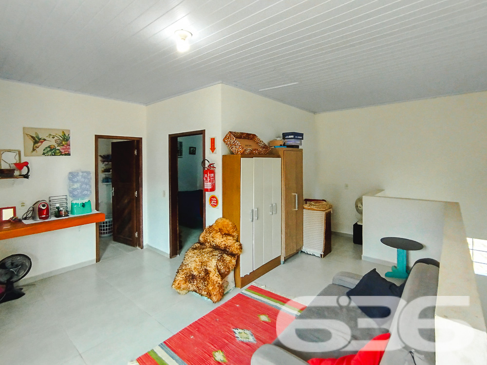 Descubra o Sobrado dos Seus Sonhos em São Francisco do Sul - Bairro Iperoba
Se você está em busca de um lar que combine conforto, espaço e praticidade, este sobrado é a escolha perfeita para você e sua família. Localizado no charmoso bairro Iperoba, em São Francisco do Sul, este imóvel oferece tudo o que você precisa para viver com qualidade e tranquilidade.
Composição do Imóvel:
Garagem: 4 vagas (2 cobertas e 2 descobertas)
Dormitórios: 3
Suíte: 1
Banheiros: 3
Salas: 2 salas de estar e jantar integradas
Cozinhas: 2 cozinhas bem equipadas
Área de Serviço: Sim
Área de Festas: Com churrasqueira e fogão a lenha
Varanda: Ampla varanda ao redor do sobrado
Destaques do Imóvel:
Espaço e Conforto: Com uma área construída de 145 m², este sobrado proporciona espaços amplos e bem distribuídos, ideais para a convivência familiar e recepção de amigos.
Ambientes Integrados: A integração das salas de estar e jantar com a cozinha cria um ambiente perfeito para momentos em família.
Área de Festas: A área de festas com churrasqueira e fogão a lenha é um convite para confraternizações e churrascos em família.
Localização Estratégica: Situado no Bairro Iperoba, próximo a indústrias e universidades, proporcionando facilidade de acesso e comodidade.
Infraestrutura Externa:
Varanda Ampla: A varanda ao redor do sobrado oferece um espaço agradável para relaxar e aproveitar o ambiente externo.
Vagas de Garagem: Com 4 vagas, sendo 2 cobertas, garante espaço para seus veículos e os de suas visitas.
Terreno Plano e Murado: Com uma topografia plana e totalmente murado, oferece segurança e privacidade.
Sobre a Localização:
Bairro Iperoba: Conhecido por sua tranquilidade e proximidade com importantes vias de acesso, o bairro oferece um ambiente residencial ideal para famílias.
Proximidade a Serviços: Próximo a indústrias e universidades, o que valoriza ainda mais o imóvel para quem trabalha ou estuda na região.
Faça uma Visita!
Não perca a oportunidade de conhecer este sobrado incrível. Entre em contato conosco para agendar uma visita e se surpreenda com tudo o que este imóvel tem a oferecer. Nossa equipe de corretores está pronta para atendê-lo e esclarecer todas as suas dúvidas.
636 NEGÓCIOS IMOBILIÁRIOS: A SUA MELHOR ESCOLHA
Com mais de 30 anos de experiência, a 636 Negócios Imobiliários é sua parceira ideal para encontrar o imóvel perfeito. Estamos prontos para ajudá-lo a fazer deste imóvel o seu novo lar.
Telefone: (47) 3451-0636
WhatsApp: (47) 99190-0636
Não perca esta oportunidade única. Visite nosso site para mais informações: i636.com.br