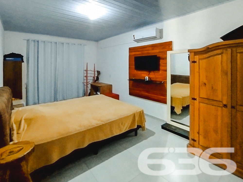 Descubra o Sobrado dos Seus Sonhos em São Francisco do Sul - Bairro Iperoba
Se você está em busca de um lar que combine conforto, espaço e praticidade, este sobrado é a escolha perfeita para você e sua família. Localizado no charmoso bairro Iperoba, em São Francisco do Sul, este imóvel oferece tudo o que você precisa para viver com qualidade e tranquilidade.
Composição do Imóvel:
Garagem: 4 vagas (2 cobertas e 2 descobertas)
Dormitórios: 3
Suíte: 1
Banheiros: 3
Salas: 2 salas de estar e jantar integradas
Cozinhas: 2 cozinhas bem equipadas
Área de Serviço: Sim
Área de Festas: Com churrasqueira e fogão a lenha
Varanda: Ampla varanda ao redor do sobrado
Destaques do Imóvel:
Espaço e Conforto: Com uma área construída de 145 m², este sobrado proporciona espaços amplos e bem distribuídos, ideais para a convivência familiar e recepção de amigos.
Ambientes Integrados: A integração das salas de estar e jantar com a cozinha cria um ambiente perfeito para momentos em família.
Área de Festas: A área de festas com churrasqueira e fogão a lenha é um convite para confraternizações e churrascos em família.
Localização Estratégica: Situado no Bairro Iperoba, próximo a indústrias e universidades, proporcionando facilidade de acesso e comodidade.
Infraestrutura Externa:
Varanda Ampla: A varanda ao redor do sobrado oferece um espaço agradável para relaxar e aproveitar o ambiente externo.
Vagas de Garagem: Com 4 vagas, sendo 2 cobertas, garante espaço para seus veículos e os de suas visitas.
Terreno Plano e Murado: Com uma topografia plana e totalmente murado, oferece segurança e privacidade.
Sobre a Localização:
Bairro Iperoba: Conhecido por sua tranquilidade e proximidade com importantes vias de acesso, o bairro oferece um ambiente residencial ideal para famílias.
Proximidade a Serviços: Próximo a indústrias e universidades, o que valoriza ainda mais o imóvel para quem trabalha ou estuda na região.
Faça uma Visita!
Não perca a oportunidade de conhecer este sobrado incrível. Entre em contato conosco para agendar uma visita e se surpreenda com tudo o que este imóvel tem a oferecer. Nossa equipe de corretores está pronta para atendê-lo e esclarecer todas as suas dúvidas.
636 NEGÓCIOS IMOBILIÁRIOS: A SUA MELHOR ESCOLHA
Com mais de 30 anos de experiência, a 636 Negócios Imobiliários é sua parceira ideal para encontrar o imóvel perfeito. Estamos prontos para ajudá-lo a fazer deste imóvel o seu novo lar.
Telefone: (47) 3451-0636
WhatsApp: (47) 99190-0636
Não perca esta oportunidade única. Visite nosso site para mais informações: i636.com.br