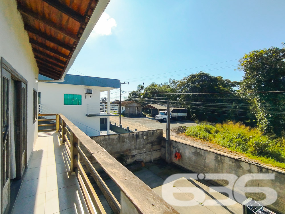 Descubra o Sobrado dos Seus Sonhos em São Francisco do Sul - Bairro Iperoba
Se você está em busca de um lar que combine conforto, espaço e praticidade, este sobrado é a escolha perfeita para você e sua família. Localizado no charmoso bairro Iperoba, em São Francisco do Sul, este imóvel oferece tudo o que você precisa para viver com qualidade e tranquilidade.
Composição do Imóvel:
Garagem: 4 vagas (2 cobertas e 2 descobertas)
Dormitórios: 3
Suíte: 1
Banheiros: 3
Salas: 2 salas de estar e jantar integradas
Cozinhas: 2 cozinhas bem equipadas
Área de Serviço: Sim
Área de Festas: Com churrasqueira e fogão a lenha
Varanda: Ampla varanda ao redor do sobrado
Destaques do Imóvel:
Espaço e Conforto: Com uma área construída de 145 m², este sobrado proporciona espaços amplos e bem distribuídos, ideais para a convivência familiar e recepção de amigos.
Ambientes Integrados: A integração das salas de estar e jantar com a cozinha cria um ambiente perfeito para momentos em família.
Área de Festas: A área de festas com churrasqueira e fogão a lenha é um convite para confraternizações e churrascos em família.
Localização Estratégica: Situado no Bairro Iperoba, próximo a indústrias e universidades, proporcionando facilidade de acesso e comodidade.
Infraestrutura Externa:
Varanda Ampla: A varanda ao redor do sobrado oferece um espaço agradável para relaxar e aproveitar o ambiente externo.
Vagas de Garagem: Com 4 vagas, sendo 2 cobertas, garante espaço para seus veículos e os de suas visitas.
Terreno Plano e Murado: Com uma topografia plana e totalmente murado, oferece segurança e privacidade.
Sobre a Localização:
Bairro Iperoba: Conhecido por sua tranquilidade e proximidade com importantes vias de acesso, o bairro oferece um ambiente residencial ideal para famílias.
Proximidade a Serviços: Próximo a indústrias e universidades, o que valoriza ainda mais o imóvel para quem trabalha ou estuda na região.
Faça uma Visita!
Não perca a oportunidade de conhecer este sobrado incrível. Entre em contato conosco para agendar uma visita e se surpreenda com tudo o que este imóvel tem a oferecer. Nossa equipe de corretores está pronta para atendê-lo e esclarecer todas as suas dúvidas.
636 NEGÓCIOS IMOBILIÁRIOS: A SUA MELHOR ESCOLHA
Com mais de 30 anos de experiência, a 636 Negócios Imobiliários é sua parceira ideal para encontrar o imóvel perfeito. Estamos prontos para ajudá-lo a fazer deste imóvel o seu novo lar.
Telefone: (47) 3451-0636
WhatsApp: (47) 99190-0636
Não perca esta oportunidade única. Visite nosso site para mais informações: i636.com.br