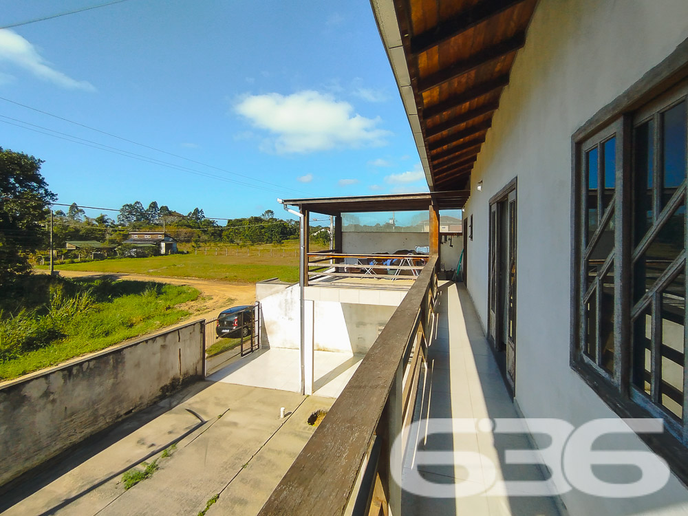 Descubra o Sobrado dos Seus Sonhos em São Francisco do Sul - Bairro Iperoba
Se você está em busca de um lar que combine conforto, espaço e praticidade, este sobrado é a escolha perfeita para você e sua família. Localizado no charmoso bairro Iperoba, em São Francisco do Sul, este imóvel oferece tudo o que você precisa para viver com qualidade e tranquilidade.
Composição do Imóvel:
Garagem: 4 vagas (2 cobertas e 2 descobertas)
Dormitórios: 3
Suíte: 1
Banheiros: 3
Salas: 2 salas de estar e jantar integradas
Cozinhas: 2 cozinhas bem equipadas
Área de Serviço: Sim
Área de Festas: Com churrasqueira e fogão a lenha
Varanda: Ampla varanda ao redor do sobrado
Destaques do Imóvel:
Espaço e Conforto: Com uma área construída de 145 m², este sobrado proporciona espaços amplos e bem distribuídos, ideais para a convivência familiar e recepção de amigos.
Ambientes Integrados: A integração das salas de estar e jantar com a cozinha cria um ambiente perfeito para momentos em família.
Área de Festas: A área de festas com churrasqueira e fogão a lenha é um convite para confraternizações e churrascos em família.
Localização Estratégica: Situado no Bairro Iperoba, próximo a indústrias e universidades, proporcionando facilidade de acesso e comodidade.
Infraestrutura Externa:
Varanda Ampla: A varanda ao redor do sobrado oferece um espaço agradável para relaxar e aproveitar o ambiente externo.
Vagas de Garagem: Com 4 vagas, sendo 2 cobertas, garante espaço para seus veículos e os de suas visitas.
Terreno Plano e Murado: Com uma topografia plana e totalmente murado, oferece segurança e privacidade.
Sobre a Localização:
Bairro Iperoba: Conhecido por sua tranquilidade e proximidade com importantes vias de acesso, o bairro oferece um ambiente residencial ideal para famílias.
Proximidade a Serviços: Próximo a indústrias e universidades, o que valoriza ainda mais o imóvel para quem trabalha ou estuda na região.
Faça uma Visita!
Não perca a oportunidade de conhecer este sobrado incrível. Entre em contato conosco para agendar uma visita e se surpreenda com tudo o que este imóvel tem a oferecer. Nossa equipe de corretores está pronta para atendê-lo e esclarecer todas as suas dúvidas.
636 NEGÓCIOS IMOBILIÁRIOS: A SUA MELHOR ESCOLHA
Com mais de 30 anos de experiência, a 636 Negócios Imobiliários é sua parceira ideal para encontrar o imóvel perfeito. Estamos prontos para ajudá-lo a fazer deste imóvel o seu novo lar.
Telefone: (47) 3451-0636
WhatsApp: (47) 99190-0636
Não perca esta oportunidade única. Visite nosso site para mais informações: i636.com.br