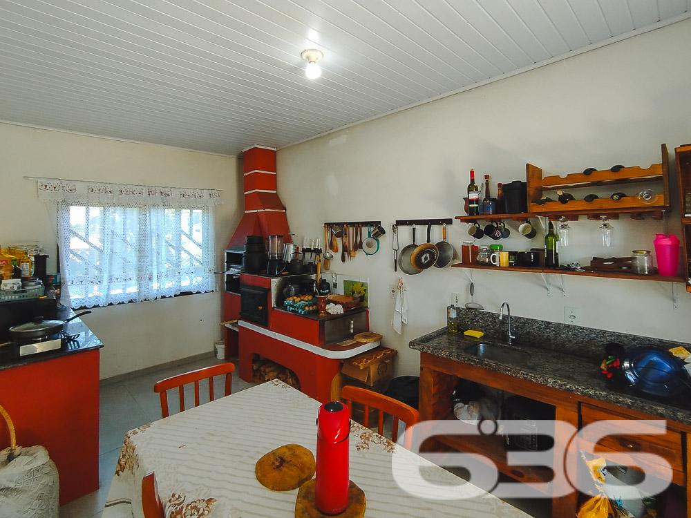 Descubra o Sobrado dos Seus Sonhos em São Francisco do Sul - Bairro Iperoba
Se você está em busca de um lar que combine conforto, espaço e praticidade, este sobrado é a escolha perfeita para você e sua família. Localizado no charmoso bairro Iperoba, em São Francisco do Sul, este imóvel oferece tudo o que você precisa para viver com qualidade e tranquilidade.
Composição do Imóvel:
Garagem: 4 vagas (2 cobertas e 2 descobertas)
Dormitórios: 3
Suíte: 1
Banheiros: 3
Salas: 2 salas de estar e jantar integradas
Cozinhas: 2 cozinhas bem equipadas
Área de Serviço: Sim
Área de Festas: Com churrasqueira e fogão a lenha
Varanda: Ampla varanda ao redor do sobrado
Destaques do Imóvel:
Espaço e Conforto: Com uma área construída de 145 m², este sobrado proporciona espaços amplos e bem distribuídos, ideais para a convivência familiar e recepção de amigos.
Ambientes Integrados: A integração das salas de estar e jantar com a cozinha cria um ambiente perfeito para momentos em família.
Área de Festas: A área de festas com churrasqueira e fogão a lenha é um convite para confraternizações e churrascos em família.
Localização Estratégica: Situado no Bairro Iperoba, próximo a indústrias e universidades, proporcionando facilidade de acesso e comodidade.
Infraestrutura Externa:
Varanda Ampla: A varanda ao redor do sobrado oferece um espaço agradável para relaxar e aproveitar o ambiente externo.
Vagas de Garagem: Com 4 vagas, sendo 2 cobertas, garante espaço para seus veículos e os de suas visitas.
Terreno Plano e Murado: Com uma topografia plana e totalmente murado, oferece segurança e privacidade.
Sobre a Localização:
Bairro Iperoba: Conhecido por sua tranquilidade e proximidade com importantes vias de acesso, o bairro oferece um ambiente residencial ideal para famílias.
Proximidade a Serviços: Próximo a indústrias e universidades, o que valoriza ainda mais o imóvel para quem trabalha ou estuda na região.
Faça uma Visita!
Não perca a oportunidade de conhecer este sobrado incrível. Entre em contato conosco para agendar uma visita e se surpreenda com tudo o que este imóvel tem a oferecer. Nossa equipe de corretores está pronta para atendê-lo e esclarecer todas as suas dúvidas.
636 NEGÓCIOS IMOBILIÁRIOS: A SUA MELHOR ESCOLHA
Com mais de 30 anos de experiência, a 636 Negócios Imobiliários é sua parceira ideal para encontrar o imóvel perfeito. Estamos prontos para ajudá-lo a fazer deste imóvel o seu novo lar.
Telefone: (47) 3451-0636
WhatsApp: (47) 99190-0636
Não perca esta oportunidade única. Visite nosso site para mais informações: i636.com.br