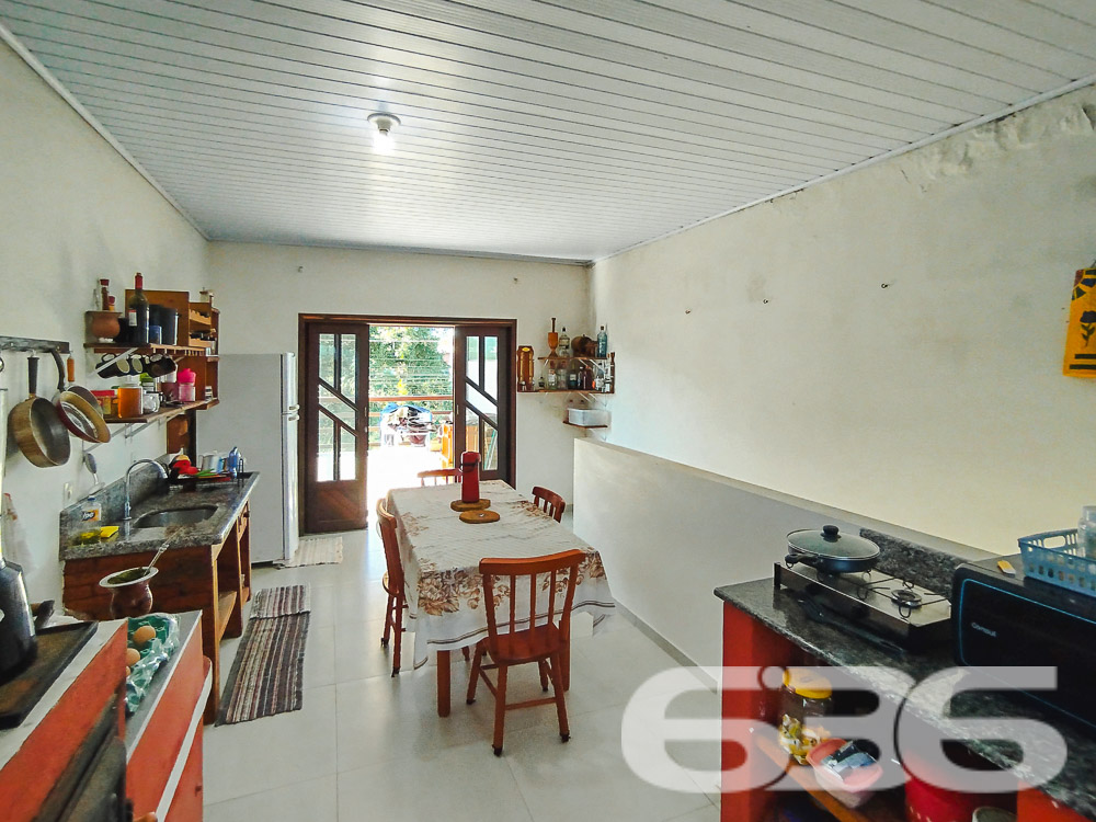 Descubra o Sobrado dos Seus Sonhos em São Francisco do Sul - Bairro Iperoba
Se você está em busca de um lar que combine conforto, espaço e praticidade, este sobrado é a escolha perfeita para você e sua família. Localizado no charmoso bairro Iperoba, em São Francisco do Sul, este imóvel oferece tudo o que você precisa para viver com qualidade e tranquilidade.
Composição do Imóvel:
Garagem: 4 vagas (2 cobertas e 2 descobertas)
Dormitórios: 3
Suíte: 1
Banheiros: 3
Salas: 2 salas de estar e jantar integradas
Cozinhas: 2 cozinhas bem equipadas
Área de Serviço: Sim
Área de Festas: Com churrasqueira e fogão a lenha
Varanda: Ampla varanda ao redor do sobrado
Destaques do Imóvel:
Espaço e Conforto: Com uma área construída de 145 m², este sobrado proporciona espaços amplos e bem distribuídos, ideais para a convivência familiar e recepção de amigos.
Ambientes Integrados: A integração das salas de estar e jantar com a cozinha cria um ambiente perfeito para momentos em família.
Área de Festas: A área de festas com churrasqueira e fogão a lenha é um convite para confraternizações e churrascos em família.
Localização Estratégica: Situado no Bairro Iperoba, próximo a indústrias e universidades, proporcionando facilidade de acesso e comodidade.
Infraestrutura Externa:
Varanda Ampla: A varanda ao redor do sobrado oferece um espaço agradável para relaxar e aproveitar o ambiente externo.
Vagas de Garagem: Com 4 vagas, sendo 2 cobertas, garante espaço para seus veículos e os de suas visitas.
Terreno Plano e Murado: Com uma topografia plana e totalmente murado, oferece segurança e privacidade.
Sobre a Localização:
Bairro Iperoba: Conhecido por sua tranquilidade e proximidade com importantes vias de acesso, o bairro oferece um ambiente residencial ideal para famílias.
Proximidade a Serviços: Próximo a indústrias e universidades, o que valoriza ainda mais o imóvel para quem trabalha ou estuda na região.
Faça uma Visita!
Não perca a oportunidade de conhecer este sobrado incrível. Entre em contato conosco para agendar uma visita e se surpreenda com tudo o que este imóvel tem a oferecer. Nossa equipe de corretores está pronta para atendê-lo e esclarecer todas as suas dúvidas.
636 NEGÓCIOS IMOBILIÁRIOS: A SUA MELHOR ESCOLHA
Com mais de 30 anos de experiência, a 636 Negócios Imobiliários é sua parceira ideal para encontrar o imóvel perfeito. Estamos prontos para ajudá-lo a fazer deste imóvel o seu novo lar.
Telefone: (47) 3451-0636
WhatsApp: (47) 99190-0636
Não perca esta oportunidade única. Visite nosso site para mais informações: i636.com.br