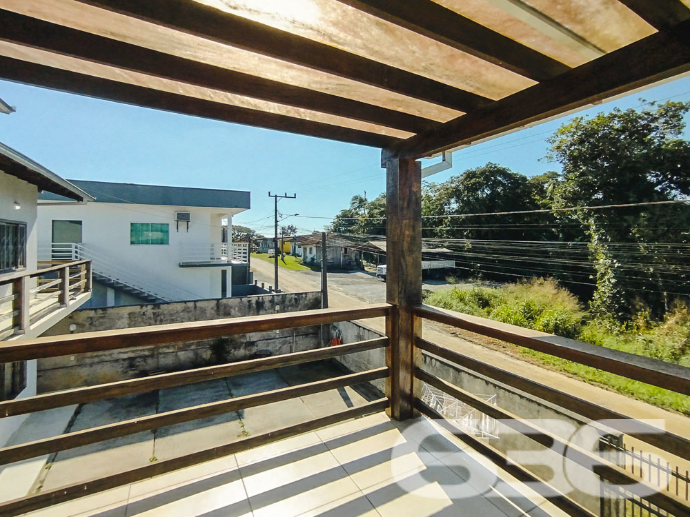 Descubra o Sobrado dos Seus Sonhos em São Francisco do Sul - Bairro Iperoba
Se você está em busca de um lar que combine conforto, espaço e praticidade, este sobrado é a escolha perfeita para você e sua família. Localizado no charmoso bairro Iperoba, em São Francisco do Sul, este imóvel oferece tudo o que você precisa para viver com qualidade e tranquilidade.
Composição do Imóvel:
Garagem: 4 vagas (2 cobertas e 2 descobertas)
Dormitórios: 3
Suíte: 1
Banheiros: 3
Salas: 2 salas de estar e jantar integradas
Cozinhas: 2 cozinhas bem equipadas
Área de Serviço: Sim
Área de Festas: Com churrasqueira e fogão a lenha
Varanda: Ampla varanda ao redor do sobrado
Destaques do Imóvel:
Espaço e Conforto: Com uma área construída de 145 m², este sobrado proporciona espaços amplos e bem distribuídos, ideais para a convivência familiar e recepção de amigos.
Ambientes Integrados: A integração das salas de estar e jantar com a cozinha cria um ambiente perfeito para momentos em família.
Área de Festas: A área de festas com churrasqueira e fogão a lenha é um convite para confraternizações e churrascos em família.
Localização Estratégica: Situado no Bairro Iperoba, próximo a indústrias e universidades, proporcionando facilidade de acesso e comodidade.
Infraestrutura Externa:
Varanda Ampla: A varanda ao redor do sobrado oferece um espaço agradável para relaxar e aproveitar o ambiente externo.
Vagas de Garagem: Com 4 vagas, sendo 2 cobertas, garante espaço para seus veículos e os de suas visitas.
Terreno Plano e Murado: Com uma topografia plana e totalmente murado, oferece segurança e privacidade.
Sobre a Localização:
Bairro Iperoba: Conhecido por sua tranquilidade e proximidade com importantes vias de acesso, o bairro oferece um ambiente residencial ideal para famílias.
Proximidade a Serviços: Próximo a indústrias e universidades, o que valoriza ainda mais o imóvel para quem trabalha ou estuda na região.
Faça uma Visita!
Não perca a oportunidade de conhecer este sobrado incrível. Entre em contato conosco para agendar uma visita e se surpreenda com tudo o que este imóvel tem a oferecer. Nossa equipe de corretores está pronta para atendê-lo e esclarecer todas as suas dúvidas.
636 NEGÓCIOS IMOBILIÁRIOS: A SUA MELHOR ESCOLHA
Com mais de 30 anos de experiência, a 636 Negócios Imobiliários é sua parceira ideal para encontrar o imóvel perfeito. Estamos prontos para ajudá-lo a fazer deste imóvel o seu novo lar.
Telefone: (47) 3451-0636
WhatsApp: (47) 99190-0636
Não perca esta oportunidade única. Visite nosso site para mais informações: i636.com.br