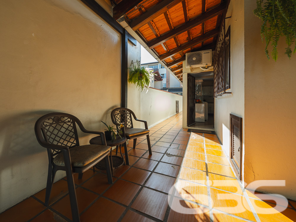 Residência Térrea Padrão no Bucarein - Joinville/SC

Apresentamos uma excelente oportunidade de adquirir uma residência térrea padrão, localizada no bairro Bucarein, um dos mais tradicionais e bem localizados de Joinville, SC. Esta casa, oferece um ambiente aconchegante e funcional, ideal para sua família.

Ambientes Internos:
* Sala de Estar e Jantar: Ampla sala de estar integrada com a sala de jantar, ideal para momentos de convivência em família. O teto em madeira proporciona um ambiente aconchegante e elegante, enquanto grandes janelas permitem a entrada de luz natural, tornando o espaço claro e arejado.
* Cozinha: Cozinha completa, equipada com armários embutidos, proporcionando um excelente aproveitamento do espaço. Possui ainda uma área de serviço adjacente, facilitando as tarefas diárias.
* Quartos: 2 dormitórios, 1 suíte. Os quartos são espaçosos e bem iluminados, com armários planejados que otimizam o espaço de armazenamento.
* Banheiro: Banheiro social amplo com acabamento de qualidade e excelente ventilação.

Ambientes Externos:
* Área de Festa com Churrasqueira: Uma espaçosa área de lazer com churrasqueira, perfeita para receber amigos e familiares em momentos de confraternização.
* Garagens: Garagem coberta e descoberta, proporcionando praticidade e segurança para seus veículos.
* Jardim: Um belo jardim na entrada, que acrescenta charme e tranquilidade ao imóvel.

Facilidades e Proximidades:
Este imóvel está situado em uma localização privilegiada, próximo a importantes vias de acesso, centros comerciais, escolas, hospitais e serviços públicos essenciais. Além disso, o bairro Bucarein oferece uma excelente infraestrutura, garantindo qualidade de vida e comodidade para sua família.

Outros Destaques:
* Portão Eletrônico: Maior segurança e praticidade no acesso ao imóvel.
* Grades e Muros: Todo o imóvel é cercado e murado, proporcionando segurança e privacidade.
* Animais Permitidos: O imóvel permite animais de estimação, sendo ideal para famílias que possuem pets.

Para mais informações e agendamento de visitas, entre em contato com a 636 Negócios Imobiliários. Nossa equipe está pronta para atendê-lo e oferecer todo o suporte necessário na compra do seu imóvel.
 
636 NEGÓCIOS IMOBILIÁRIOS: A SUA MELHOR ESCOLHA
Com mais de 30 anos de experiência, a 636 Negócios Imobiliários é sua parceira ideal para encontrar o imóvel perfeito. Estamos prontos para ajudá-lo a fazer deste imóvel o seu novo lar.
 
Telefone: (47) 3451-0636
WhatsApp: (47) 99190-0636
 
Não perca esta oportunidade única. Visite nosso site para mais informações: i636.com.br
