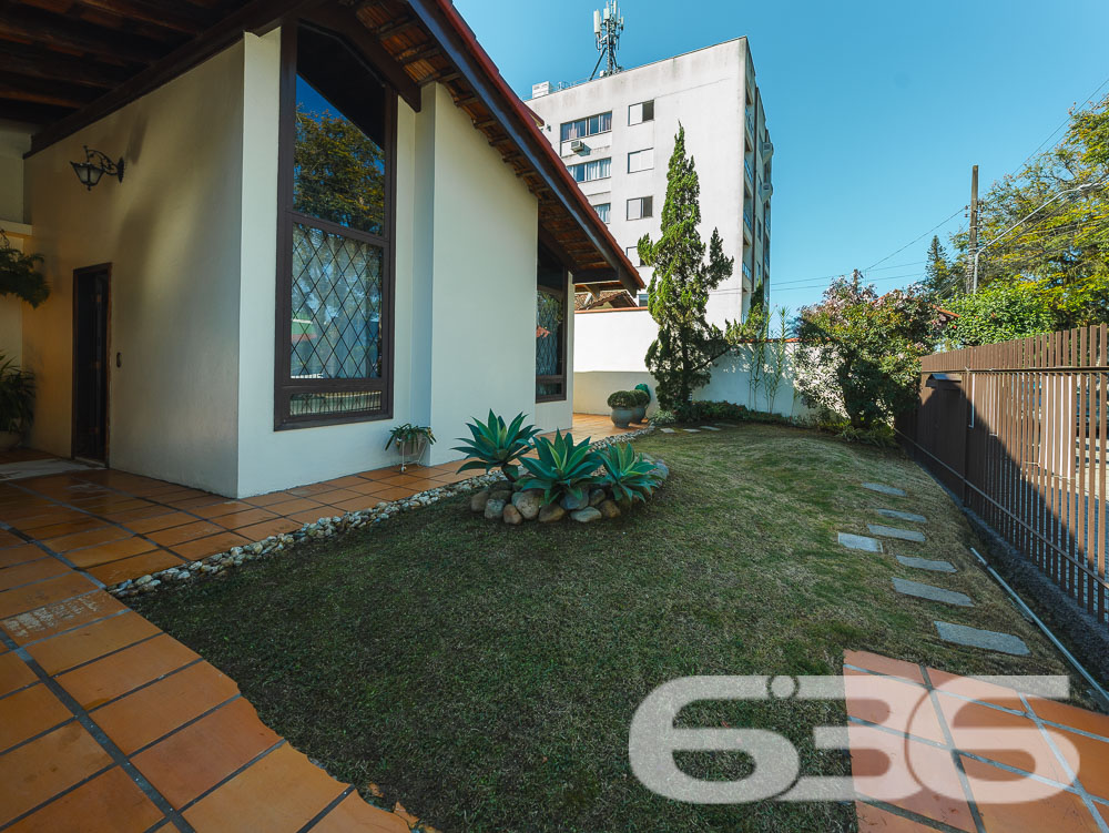 Residência Térrea Padrão no Bucarein - Joinville/SC

Apresentamos uma excelente oportunidade de adquirir uma residência térrea padrão, localizada no bairro Bucarein, um dos mais tradicionais e bem localizados de Joinville, SC. Esta casa, oferece um ambiente aconchegante e funcional, ideal para sua família.

Ambientes Internos:
* Sala de Estar e Jantar: Ampla sala de estar integrada com a sala de jantar, ideal para momentos de convivência em família. O teto em madeira proporciona um ambiente aconchegante e elegante, enquanto grandes janelas permitem a entrada de luz natural, tornando o espaço claro e arejado.
* Cozinha: Cozinha completa, equipada com armários embutidos, proporcionando um excelente aproveitamento do espaço. Possui ainda uma área de serviço adjacente, facilitando as tarefas diárias.
* Quartos: 2 dormitórios, 1 suíte. Os quartos são espaçosos e bem iluminados, com armários planejados que otimizam o espaço de armazenamento.
* Banheiro: Banheiro social amplo com acabamento de qualidade e excelente ventilação.

Ambientes Externos:
* Área de Festa com Churrasqueira: Uma espaçosa área de lazer com churrasqueira, perfeita para receber amigos e familiares em momentos de confraternização.
* Garagens: Garagem coberta e descoberta, proporcionando praticidade e segurança para seus veículos.
* Jardim: Um belo jardim na entrada, que acrescenta charme e tranquilidade ao imóvel.

Facilidades e Proximidades:
Este imóvel está situado em uma localização privilegiada, próximo a importantes vias de acesso, centros comerciais, escolas, hospitais e serviços públicos essenciais. Além disso, o bairro Bucarein oferece uma excelente infraestrutura, garantindo qualidade de vida e comodidade para sua família.

Outros Destaques:
* Portão Eletrônico: Maior segurança e praticidade no acesso ao imóvel.
* Grades e Muros: Todo o imóvel é cercado e murado, proporcionando segurança e privacidade.
* Animais Permitidos: O imóvel permite animais de estimação, sendo ideal para famílias que possuem pets.

Para mais informações e agendamento de visitas, entre em contato com a 636 Negócios Imobiliários. Nossa equipe está pronta para atendê-lo e oferecer todo o suporte necessário na compra do seu imóvel.
 
636 NEGÓCIOS IMOBILIÁRIOS: A SUA MELHOR ESCOLHA
Com mais de 30 anos de experiência, a 636 Negócios Imobiliários é sua parceira ideal para encontrar o imóvel perfeito. Estamos prontos para ajudá-lo a fazer deste imóvel o seu novo lar.
 
Telefone: (47) 3451-0636
WhatsApp: (47) 99190-0636
 
Não perca esta oportunidade única. Visite nosso site para mais informações: i636.com.br