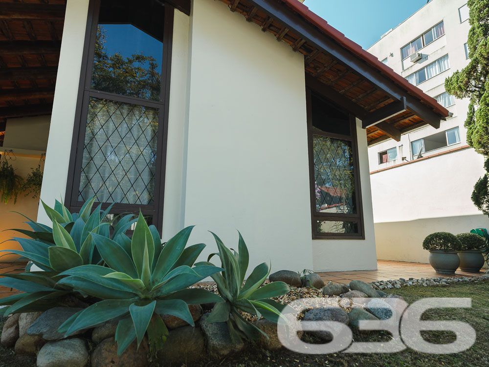 Residência Térrea Padrão no Bucarein - Joinville/SC

Apresentamos uma excelente oportunidade de adquirir uma residência térrea padrão, localizada no bairro Bucarein, um dos mais tradicionais e bem localizados de Joinville, SC. Esta casa, oferece um ambiente aconchegante e funcional, ideal para sua família.

Ambientes Internos:
* Sala de Estar e Jantar: Ampla sala de estar integrada com a sala de jantar, ideal para momentos de convivência em família. O teto em madeira proporciona um ambiente aconchegante e elegante, enquanto grandes janelas permitem a entrada de luz natural, tornando o espaço claro e arejado.
* Cozinha: Cozinha completa, equipada com armários embutidos, proporcionando um excelente aproveitamento do espaço. Possui ainda uma área de serviço adjacente, facilitando as tarefas diárias.
* Quartos: 2 dormitórios, 1 suíte. Os quartos são espaçosos e bem iluminados, com armários planejados que otimizam o espaço de armazenamento.
* Banheiro: Banheiro social amplo com acabamento de qualidade e excelente ventilação.

Ambientes Externos:
* Área de Festa com Churrasqueira: Uma espaçosa área de lazer com churrasqueira, perfeita para receber amigos e familiares em momentos de confraternização.
* Garagens: Garagem coberta e descoberta, proporcionando praticidade e segurança para seus veículos.
* Jardim: Um belo jardim na entrada, que acrescenta charme e tranquilidade ao imóvel.

Facilidades e Proximidades:
Este imóvel está situado em uma localização privilegiada, próximo a importantes vias de acesso, centros comerciais, escolas, hospitais e serviços públicos essenciais. Além disso, o bairro Bucarein oferece uma excelente infraestrutura, garantindo qualidade de vida e comodidade para sua família.

Outros Destaques:
* Portão Eletrônico: Maior segurança e praticidade no acesso ao imóvel.
* Grades e Muros: Todo o imóvel é cercado e murado, proporcionando segurança e privacidade.
* Animais Permitidos: O imóvel permite animais de estimação, sendo ideal para famílias que possuem pets.

Para mais informações e agendamento de visitas, entre em contato com a 636 Negócios Imobiliários. Nossa equipe está pronta para atendê-lo e oferecer todo o suporte necessário na compra do seu imóvel.
 
636 NEGÓCIOS IMOBILIÁRIOS: A SUA MELHOR ESCOLHA
Com mais de 30 anos de experiência, a 636 Negócios Imobiliários é sua parceira ideal para encontrar o imóvel perfeito. Estamos prontos para ajudá-lo a fazer deste imóvel o seu novo lar.
 
Telefone: (47) 3451-0636
WhatsApp: (47) 99190-0636
 
Não perca esta oportunidade única. Visite nosso site para mais informações: i636.com.br