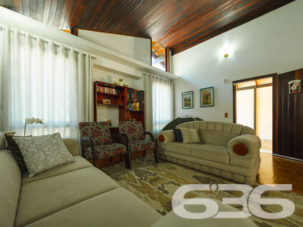 Residência Térrea Padrão no Bucarein - Joinville/SC

Apresentamos uma excelente oportunidade de adquirir uma residência térrea padrão, localizada no bairro Bucarein, um dos mais tradicionais e bem localizados de Joinville, SC. Esta casa, oferece um ambiente aconchegante e funcional, ideal para sua família.

Ambientes Internos:
* Sala de Estar e Jantar: Ampla sala de estar integrada com a sala de jantar, ideal para momentos de convivência em família. O teto em madeira proporciona um ambiente aconchegante e elegante, enquanto grandes janelas permitem a entrada de luz natural, tornando o espaço claro e arejado.
* Cozinha: Cozinha completa, equipada com armários embutidos, proporcionando um excelente aproveitamento do espaço. Possui ainda uma área de serviço adjacente, facilitando as tarefas diárias.
* Quartos: 2 dormitórios, 1 suíte. Os quartos são espaçosos e bem iluminados, com armários planejados que otimizam o espaço de armazenamento.
* Banheiro: Banheiro social amplo com acabamento de qualidade e excelente ventilação.

Ambientes Externos:
* Área de Festa com Churrasqueira: Uma espaçosa área de lazer com churrasqueira, perfeita para receber amigos e familiares em momentos de confraternização.
* Garagens: Garagem coberta e descoberta, proporcionando praticidade e segurança para seus veículos.
* Jardim: Um belo jardim na entrada, que acrescenta charme e tranquilidade ao imóvel.

Facilidades e Proximidades:
Este imóvel está situado em uma localização privilegiada, próximo a importantes vias de acesso, centros comerciais, escolas, hospitais e serviços públicos essenciais. Além disso, o bairro Bucarein oferece uma excelente infraestrutura, garantindo qualidade de vida e comodidade para sua família.

Outros Destaques:
* Portão Eletrônico: Maior segurança e praticidade no acesso ao imóvel.
* Grades e Muros: Todo o imóvel é cercado e murado, proporcionando segurança e privacidade.
* Animais Permitidos: O imóvel permite animais de estimação, sendo ideal para famílias que possuem pets.

Para mais informações e agendamento de visitas, entre em contato com a 636 Negócios Imobiliários. Nossa equipe está pronta para atendê-lo e oferecer todo o suporte necessário na compra do seu imóvel.
 
636 NEGÓCIOS IMOBILIÁRIOS: A SUA MELHOR ESCOLHA
Com mais de 30 anos de experiência, a 636 Negócios Imobiliários é sua parceira ideal para encontrar o imóvel perfeito. Estamos prontos para ajudá-lo a fazer deste imóvel o seu novo lar.
 
Telefone: (47) 3451-0636
WhatsApp: (47) 99190-0636
 
Não perca esta oportunidade única. Visite nosso site para mais informações: i636.com.br
