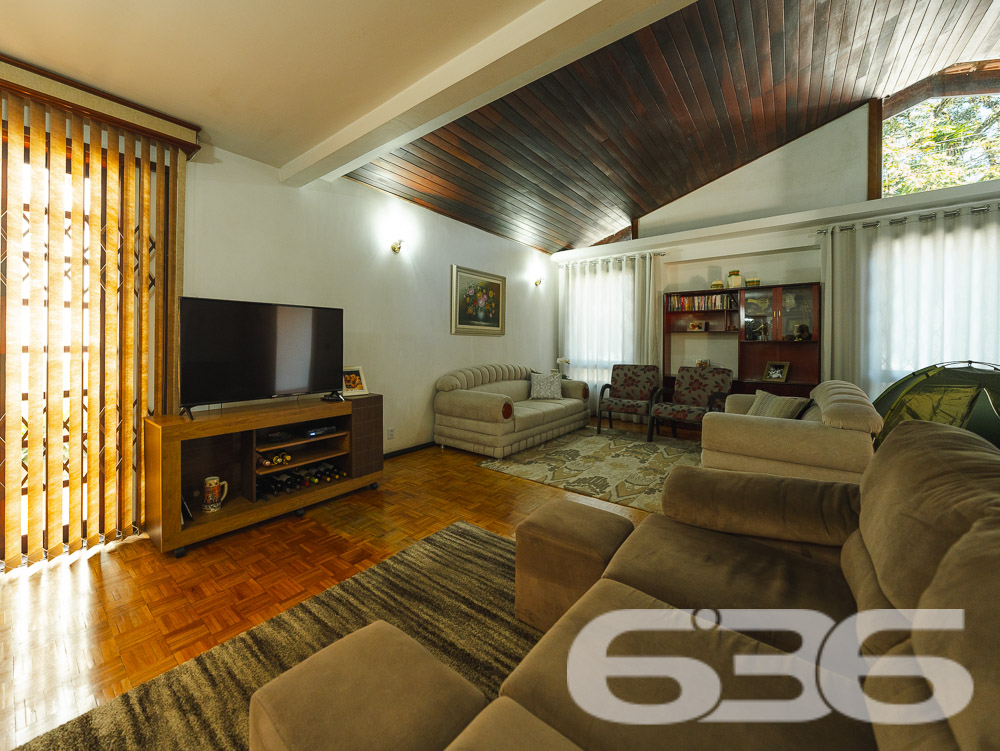 Residência Térrea Padrão no Bucarein - Joinville/SC

Apresentamos uma excelente oportunidade de adquirir uma residência térrea padrão, localizada no bairro Bucarein, um dos mais tradicionais e bem localizados de Joinville, SC. Esta casa, oferece um ambiente aconchegante e funcional, ideal para sua família.

Ambientes Internos:
* Sala de Estar e Jantar: Ampla sala de estar integrada com a sala de jantar, ideal para momentos de convivência em família. O teto em madeira proporciona um ambiente aconchegante e elegante, enquanto grandes janelas permitem a entrada de luz natural, tornando o espaço claro e arejado.
* Cozinha: Cozinha completa, equipada com armários embutidos, proporcionando um excelente aproveitamento do espaço. Possui ainda uma área de serviço adjacente, facilitando as tarefas diárias.
* Quartos: 2 dormitórios, 1 suíte. Os quartos são espaçosos e bem iluminados, com armários planejados que otimizam o espaço de armazenamento.
* Banheiro: Banheiro social amplo com acabamento de qualidade e excelente ventilação.

Ambientes Externos:
* Área de Festa com Churrasqueira: Uma espaçosa área de lazer com churrasqueira, perfeita para receber amigos e familiares em momentos de confraternização.
* Garagens: Garagem coberta e descoberta, proporcionando praticidade e segurança para seus veículos.
* Jardim: Um belo jardim na entrada, que acrescenta charme e tranquilidade ao imóvel.

Facilidades e Proximidades:
Este imóvel está situado em uma localização privilegiada, próximo a importantes vias de acesso, centros comerciais, escolas, hospitais e serviços públicos essenciais. Além disso, o bairro Bucarein oferece uma excelente infraestrutura, garantindo qualidade de vida e comodidade para sua família.

Outros Destaques:
* Portão Eletrônico: Maior segurança e praticidade no acesso ao imóvel.
* Grades e Muros: Todo o imóvel é cercado e murado, proporcionando segurança e privacidade.
* Animais Permitidos: O imóvel permite animais de estimação, sendo ideal para famílias que possuem pets.

Para mais informações e agendamento de visitas, entre em contato com a 636 Negócios Imobiliários. Nossa equipe está pronta para atendê-lo e oferecer todo o suporte necessário na compra do seu imóvel.
 
636 NEGÓCIOS IMOBILIÁRIOS: A SUA MELHOR ESCOLHA
Com mais de 30 anos de experiência, a 636 Negócios Imobiliários é sua parceira ideal para encontrar o imóvel perfeito. Estamos prontos para ajudá-lo a fazer deste imóvel o seu novo lar.
 
Telefone: (47) 3451-0636
WhatsApp: (47) 99190-0636
 
Não perca esta oportunidade única. Visite nosso site para mais informações: i636.com.br