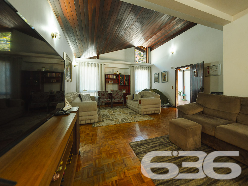 Residência Térrea Padrão no Bucarein - Joinville/SC

Apresentamos uma excelente oportunidade de adquirir uma residência térrea padrão, localizada no bairro Bucarein, um dos mais tradicionais e bem localizados de Joinville, SC. Esta casa, oferece um ambiente aconchegante e funcional, ideal para sua família.

Ambientes Internos:
* Sala de Estar e Jantar: Ampla sala de estar integrada com a sala de jantar, ideal para momentos de convivência em família. O teto em madeira proporciona um ambiente aconchegante e elegante, enquanto grandes janelas permitem a entrada de luz natural, tornando o espaço claro e arejado.
* Cozinha: Cozinha completa, equipada com armários embutidos, proporcionando um excelente aproveitamento do espaço. Possui ainda uma área de serviço adjacente, facilitando as tarefas diárias.
* Quartos: 2 dormitórios, 1 suíte. Os quartos são espaçosos e bem iluminados, com armários planejados que otimizam o espaço de armazenamento.
* Banheiro: Banheiro social amplo com acabamento de qualidade e excelente ventilação.

Ambientes Externos:
* Área de Festa com Churrasqueira: Uma espaçosa área de lazer com churrasqueira, perfeita para receber amigos e familiares em momentos de confraternização.
* Garagens: Garagem coberta e descoberta, proporcionando praticidade e segurança para seus veículos.
* Jardim: Um belo jardim na entrada, que acrescenta charme e tranquilidade ao imóvel.

Facilidades e Proximidades:
Este imóvel está situado em uma localização privilegiada, próximo a importantes vias de acesso, centros comerciais, escolas, hospitais e serviços públicos essenciais. Além disso, o bairro Bucarein oferece uma excelente infraestrutura, garantindo qualidade de vida e comodidade para sua família.

Outros Destaques:
* Portão Eletrônico: Maior segurança e praticidade no acesso ao imóvel.
* Grades e Muros: Todo o imóvel é cercado e murado, proporcionando segurança e privacidade.
* Animais Permitidos: O imóvel permite animais de estimação, sendo ideal para famílias que possuem pets.

Para mais informações e agendamento de visitas, entre em contato com a 636 Negócios Imobiliários. Nossa equipe está pronta para atendê-lo e oferecer todo o suporte necessário na compra do seu imóvel.
 
636 NEGÓCIOS IMOBILIÁRIOS: A SUA MELHOR ESCOLHA
Com mais de 30 anos de experiência, a 636 Negócios Imobiliários é sua parceira ideal para encontrar o imóvel perfeito. Estamos prontos para ajudá-lo a fazer deste imóvel o seu novo lar.
 
Telefone: (47) 3451-0636
WhatsApp: (47) 99190-0636
 
Não perca esta oportunidade única. Visite nosso site para mais informações: i636.com.br