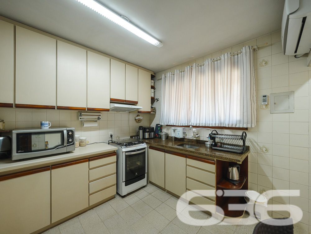 Residência Térrea Padrão no Bucarein - Joinville/SC

Apresentamos uma excelente oportunidade de adquirir uma residência térrea padrão, localizada no bairro Bucarein, um dos mais tradicionais e bem localizados de Joinville, SC. Esta casa, oferece um ambiente aconchegante e funcional, ideal para sua família.

Ambientes Internos:
* Sala de Estar e Jantar: Ampla sala de estar integrada com a sala de jantar, ideal para momentos de convivência em família. O teto em madeira proporciona um ambiente aconchegante e elegante, enquanto grandes janelas permitem a entrada de luz natural, tornando o espaço claro e arejado.
* Cozinha: Cozinha completa, equipada com armários embutidos, proporcionando um excelente aproveitamento do espaço. Possui ainda uma área de serviço adjacente, facilitando as tarefas diárias.
* Quartos: 2 dormitórios, 1 suíte. Os quartos são espaçosos e bem iluminados, com armários planejados que otimizam o espaço de armazenamento.
* Banheiro: Banheiro social amplo com acabamento de qualidade e excelente ventilação.

Ambientes Externos:
* Área de Festa com Churrasqueira: Uma espaçosa área de lazer com churrasqueira, perfeita para receber amigos e familiares em momentos de confraternização.
* Garagens: Garagem coberta e descoberta, proporcionando praticidade e segurança para seus veículos.
* Jardim: Um belo jardim na entrada, que acrescenta charme e tranquilidade ao imóvel.

Facilidades e Proximidades:
Este imóvel está situado em uma localização privilegiada, próximo a importantes vias de acesso, centros comerciais, escolas, hospitais e serviços públicos essenciais. Além disso, o bairro Bucarein oferece uma excelente infraestrutura, garantindo qualidade de vida e comodidade para sua família.

Outros Destaques:
* Portão Eletrônico: Maior segurança e praticidade no acesso ao imóvel.
* Grades e Muros: Todo o imóvel é cercado e murado, proporcionando segurança e privacidade.
* Animais Permitidos: O imóvel permite animais de estimação, sendo ideal para famílias que possuem pets.

Para mais informações e agendamento de visitas, entre em contato com a 636 Negócios Imobiliários. Nossa equipe está pronta para atendê-lo e oferecer todo o suporte necessário na compra do seu imóvel.
 
636 NEGÓCIOS IMOBILIÁRIOS: A SUA MELHOR ESCOLHA
Com mais de 30 anos de experiência, a 636 Negócios Imobiliários é sua parceira ideal para encontrar o imóvel perfeito. Estamos prontos para ajudá-lo a fazer deste imóvel o seu novo lar.
 
Telefone: (47) 3451-0636
WhatsApp: (47) 99190-0636
 
Não perca esta oportunidade única. Visite nosso site para mais informações: i636.com.br