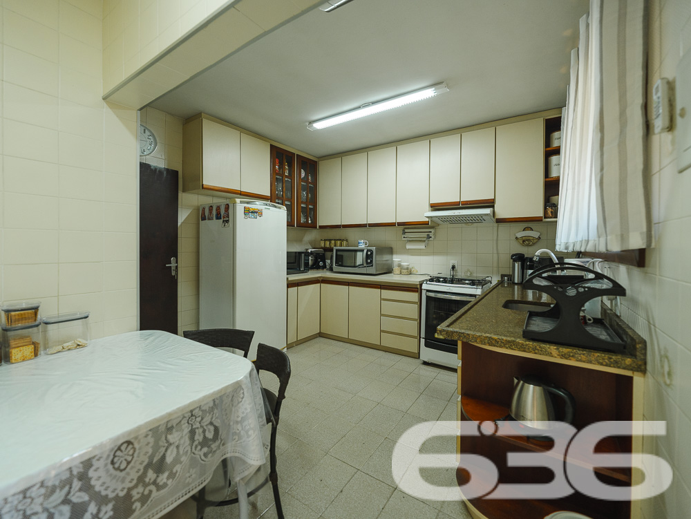 Residência Térrea Padrão no Bucarein - Joinville/SC

Apresentamos uma excelente oportunidade de adquirir uma residência térrea padrão, localizada no bairro Bucarein, um dos mais tradicionais e bem localizados de Joinville, SC. Esta casa, oferece um ambiente aconchegante e funcional, ideal para sua família.

Ambientes Internos:
* Sala de Estar e Jantar: Ampla sala de estar integrada com a sala de jantar, ideal para momentos de convivência em família. O teto em madeira proporciona um ambiente aconchegante e elegante, enquanto grandes janelas permitem a entrada de luz natural, tornando o espaço claro e arejado.
* Cozinha: Cozinha completa, equipada com armários embutidos, proporcionando um excelente aproveitamento do espaço. Possui ainda uma área de serviço adjacente, facilitando as tarefas diárias.
* Quartos: 2 dormitórios, 1 suíte. Os quartos são espaçosos e bem iluminados, com armários planejados que otimizam o espaço de armazenamento.
* Banheiro: Banheiro social amplo com acabamento de qualidade e excelente ventilação.

Ambientes Externos:
* Área de Festa com Churrasqueira: Uma espaçosa área de lazer com churrasqueira, perfeita para receber amigos e familiares em momentos de confraternização.
* Garagens: Garagem coberta e descoberta, proporcionando praticidade e segurança para seus veículos.
* Jardim: Um belo jardim na entrada, que acrescenta charme e tranquilidade ao imóvel.

Facilidades e Proximidades:
Este imóvel está situado em uma localização privilegiada, próximo a importantes vias de acesso, centros comerciais, escolas, hospitais e serviços públicos essenciais. Além disso, o bairro Bucarein oferece uma excelente infraestrutura, garantindo qualidade de vida e comodidade para sua família.

Outros Destaques:
* Portão Eletrônico: Maior segurança e praticidade no acesso ao imóvel.
* Grades e Muros: Todo o imóvel é cercado e murado, proporcionando segurança e privacidade.
* Animais Permitidos: O imóvel permite animais de estimação, sendo ideal para famílias que possuem pets.

Para mais informações e agendamento de visitas, entre em contato com a 636 Negócios Imobiliários. Nossa equipe está pronta para atendê-lo e oferecer todo o suporte necessário na compra do seu imóvel.
 
636 NEGÓCIOS IMOBILIÁRIOS: A SUA MELHOR ESCOLHA
Com mais de 30 anos de experiência, a 636 Negócios Imobiliários é sua parceira ideal para encontrar o imóvel perfeito. Estamos prontos para ajudá-lo a fazer deste imóvel o seu novo lar.
 
Telefone: (47) 3451-0636
WhatsApp: (47) 99190-0636
 
Não perca esta oportunidade única. Visite nosso site para mais informações: i636.com.br