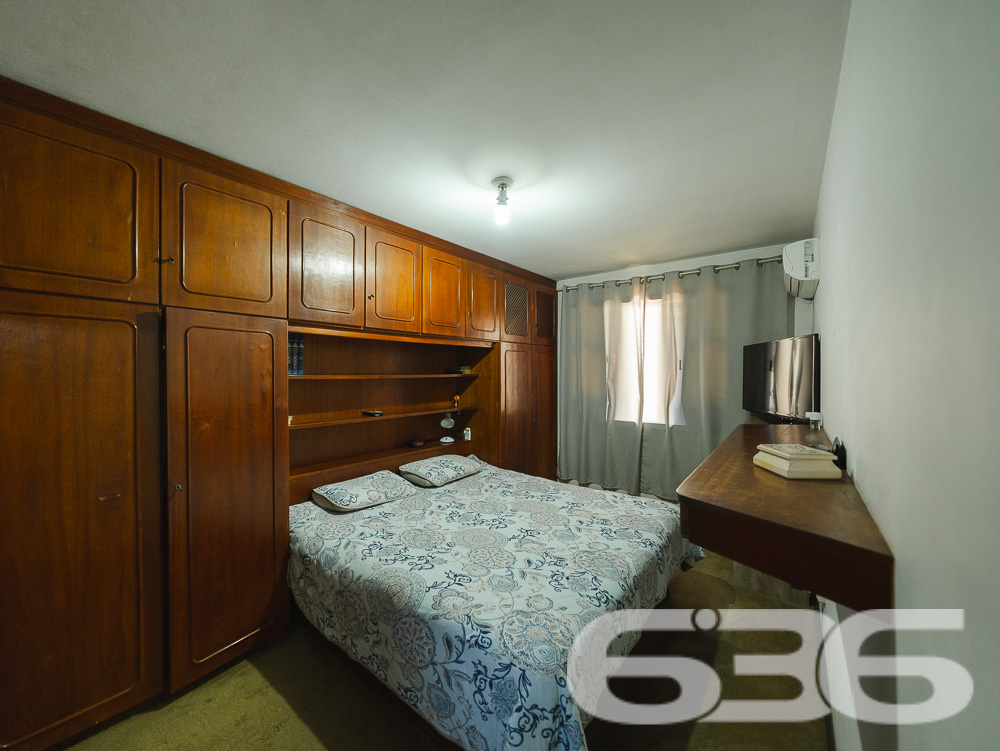 Residência Térrea Padrão no Bucarein - Joinville/SC

Apresentamos uma excelente oportunidade de adquirir uma residência térrea padrão, localizada no bairro Bucarein, um dos mais tradicionais e bem localizados de Joinville, SC. Esta casa, oferece um ambiente aconchegante e funcional, ideal para sua família.

Ambientes Internos:
* Sala de Estar e Jantar: Ampla sala de estar integrada com a sala de jantar, ideal para momentos de convivência em família. O teto em madeira proporciona um ambiente aconchegante e elegante, enquanto grandes janelas permitem a entrada de luz natural, tornando o espaço claro e arejado.
* Cozinha: Cozinha completa, equipada com armários embutidos, proporcionando um excelente aproveitamento do espaço. Possui ainda uma área de serviço adjacente, facilitando as tarefas diárias.
* Quartos: 2 dormitórios, 1 suíte. Os quartos são espaçosos e bem iluminados, com armários planejados que otimizam o espaço de armazenamento.
* Banheiro: Banheiro social amplo com acabamento de qualidade e excelente ventilação.

Ambientes Externos:
* Área de Festa com Churrasqueira: Uma espaçosa área de lazer com churrasqueira, perfeita para receber amigos e familiares em momentos de confraternização.
* Garagens: Garagem coberta e descoberta, proporcionando praticidade e segurança para seus veículos.
* Jardim: Um belo jardim na entrada, que acrescenta charme e tranquilidade ao imóvel.

Facilidades e Proximidades:
Este imóvel está situado em uma localização privilegiada, próximo a importantes vias de acesso, centros comerciais, escolas, hospitais e serviços públicos essenciais. Além disso, o bairro Bucarein oferece uma excelente infraestrutura, garantindo qualidade de vida e comodidade para sua família.

Outros Destaques:
* Portão Eletrônico: Maior segurança e praticidade no acesso ao imóvel.
* Grades e Muros: Todo o imóvel é cercado e murado, proporcionando segurança e privacidade.
* Animais Permitidos: O imóvel permite animais de estimação, sendo ideal para famílias que possuem pets.

Para mais informações e agendamento de visitas, entre em contato com a 636 Negócios Imobiliários. Nossa equipe está pronta para atendê-lo e oferecer todo o suporte necessário na compra do seu imóvel.
 
636 NEGÓCIOS IMOBILIÁRIOS: A SUA MELHOR ESCOLHA
Com mais de 30 anos de experiência, a 636 Negócios Imobiliários é sua parceira ideal para encontrar o imóvel perfeito. Estamos prontos para ajudá-lo a fazer deste imóvel o seu novo lar.
 
Telefone: (47) 3451-0636
WhatsApp: (47) 99190-0636
 
Não perca esta oportunidade única. Visite nosso site para mais informações: i636.com.br