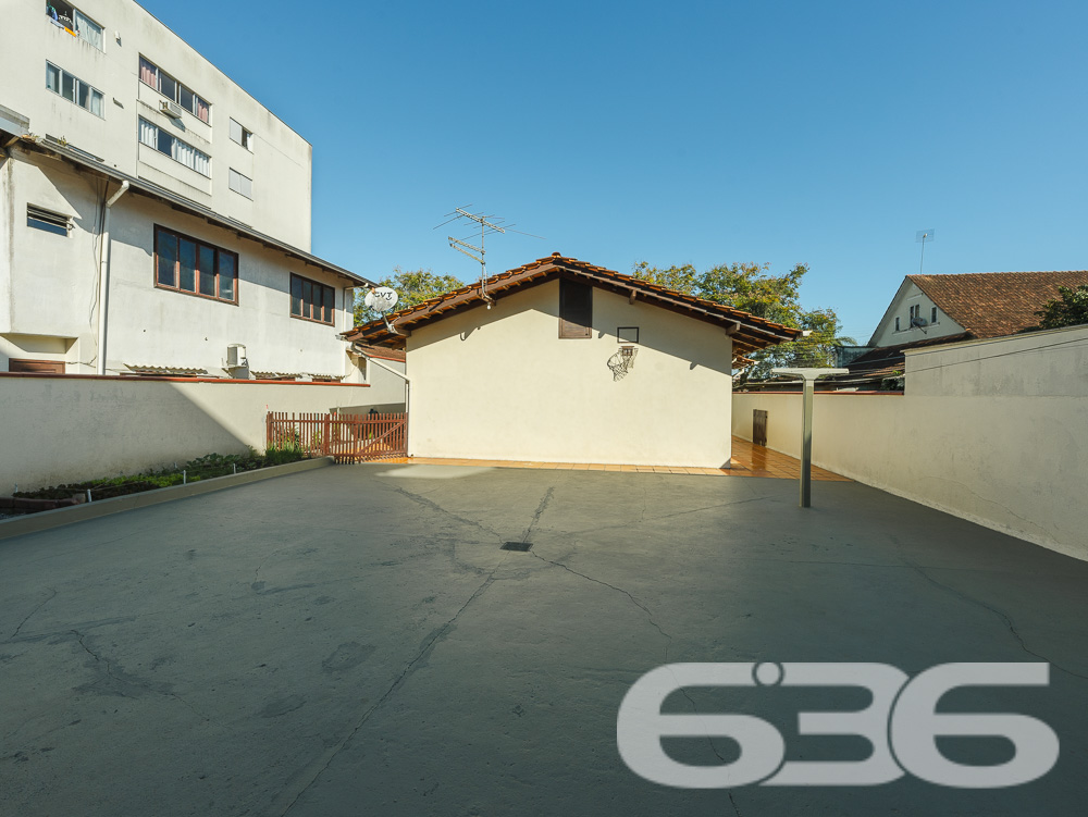 Residência Térrea Padrão no Bucarein - Joinville/SC

Apresentamos uma excelente oportunidade de adquirir uma residência térrea padrão, localizada no bairro Bucarein, um dos mais tradicionais e bem localizados de Joinville, SC. Esta casa, oferece um ambiente aconchegante e funcional, ideal para sua família.

Ambientes Internos:
* Sala de Estar e Jantar: Ampla sala de estar integrada com a sala de jantar, ideal para momentos de convivência em família. O teto em madeira proporciona um ambiente aconchegante e elegante, enquanto grandes janelas permitem a entrada de luz natural, tornando o espaço claro e arejado.
* Cozinha: Cozinha completa, equipada com armários embutidos, proporcionando um excelente aproveitamento do espaço. Possui ainda uma área de serviço adjacente, facilitando as tarefas diárias.
* Quartos: 2 dormitórios, 1 suíte. Os quartos são espaçosos e bem iluminados, com armários planejados que otimizam o espaço de armazenamento.
* Banheiro: Banheiro social amplo com acabamento de qualidade e excelente ventilação.

Ambientes Externos:
* Área de Festa com Churrasqueira: Uma espaçosa área de lazer com churrasqueira, perfeita para receber amigos e familiares em momentos de confraternização.
* Garagens: Garagem coberta e descoberta, proporcionando praticidade e segurança para seus veículos.
* Jardim: Um belo jardim na entrada, que acrescenta charme e tranquilidade ao imóvel.

Facilidades e Proximidades:
Este imóvel está situado em uma localização privilegiada, próximo a importantes vias de acesso, centros comerciais, escolas, hospitais e serviços públicos essenciais. Além disso, o bairro Bucarein oferece uma excelente infraestrutura, garantindo qualidade de vida e comodidade para sua família.

Outros Destaques:
* Portão Eletrônico: Maior segurança e praticidade no acesso ao imóvel.
* Grades e Muros: Todo o imóvel é cercado e murado, proporcionando segurança e privacidade.
* Animais Permitidos: O imóvel permite animais de estimação, sendo ideal para famílias que possuem pets.

Para mais informações e agendamento de visitas, entre em contato com a 636 Negócios Imobiliários. Nossa equipe está pronta para atendê-lo e oferecer todo o suporte necessário na compra do seu imóvel.
 
636 NEGÓCIOS IMOBILIÁRIOS: A SUA MELHOR ESCOLHA
Com mais de 30 anos de experiência, a 636 Negócios Imobiliários é sua parceira ideal para encontrar o imóvel perfeito. Estamos prontos para ajudá-lo a fazer deste imóvel o seu novo lar.
 
Telefone: (47) 3451-0636
WhatsApp: (47) 99190-0636
 
Não perca esta oportunidade única. Visite nosso site para mais informações: i636.com.br