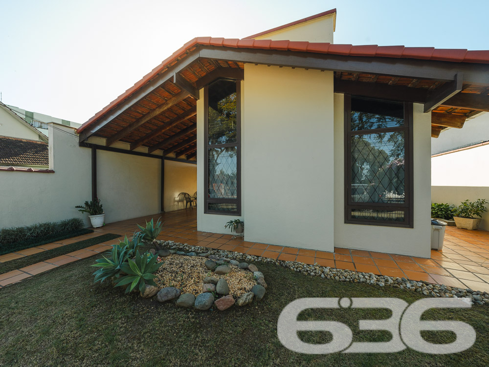 Residência Térrea Padrão no Bucarein - Joinville/SC

Apresentamos uma excelente oportunidade de adquirir uma residência térrea padrão, localizada no bairro Bucarein, um dos mais tradicionais e bem localizados de Joinville, SC. Esta casa, oferece um ambiente aconchegante e funcional, ideal para sua família.

Ambientes Internos:
* Sala de Estar e Jantar: Ampla sala de estar integrada com a sala de jantar, ideal para momentos de convivência em família. O teto em madeira proporciona um ambiente aconchegante e elegante, enquanto grandes janelas permitem a entrada de luz natural, tornando o espaço claro e arejado.
* Cozinha: Cozinha completa, equipada com armários embutidos, proporcionando um excelente aproveitamento do espaço. Possui ainda uma área de serviço adjacente, facilitando as tarefas diárias.
* Quartos: 2 dormitórios, 1 suíte. Os quartos são espaçosos e bem iluminados, com armários planejados que otimizam o espaço de armazenamento.
* Banheiro: Banheiro social amplo com acabamento de qualidade e excelente ventilação.

Ambientes Externos:
* Área de Festa com Churrasqueira: Uma espaçosa área de lazer com churrasqueira, perfeita para receber amigos e familiares em momentos de confraternização.
* Garagens: Garagem coberta e descoberta, proporcionando praticidade e segurança para seus veículos.
* Jardim: Um belo jardim na entrada, que acrescenta charme e tranquilidade ao imóvel.

Facilidades e Proximidades:
Este imóvel está situado em uma localização privilegiada, próximo a importantes vias de acesso, centros comerciais, escolas, hospitais e serviços públicos essenciais. Além disso, o bairro Bucarein oferece uma excelente infraestrutura, garantindo qualidade de vida e comodidade para sua família.

Outros Destaques:
* Portão Eletrônico: Maior segurança e praticidade no acesso ao imóvel.
* Grades e Muros: Todo o imóvel é cercado e murado, proporcionando segurança e privacidade.
* Animais Permitidos: O imóvel permite animais de estimação, sendo ideal para famílias que possuem pets.

Para mais informações e agendamento de visitas, entre em contato com a 636 Negócios Imobiliários. Nossa equipe está pronta para atendê-lo e oferecer todo o suporte necessário na compra do seu imóvel.
 
636 NEGÓCIOS IMOBILIÁRIOS: A SUA MELHOR ESCOLHA
Com mais de 30 anos de experiência, a 636 Negócios Imobiliários é sua parceira ideal para encontrar o imóvel perfeito. Estamos prontos para ajudá-lo a fazer deste imóvel o seu novo lar.
 
Telefone: (47) 3451-0636
WhatsApp: (47) 99190-0636
 
Não perca esta oportunidade única. Visite nosso site para mais informações: i636.com.br