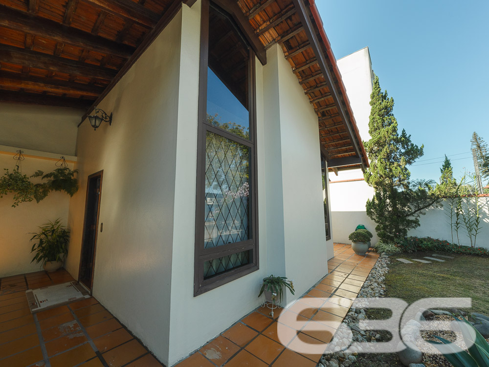 Residência Térrea Padrão no Bucarein - Joinville/SC

Apresentamos uma excelente oportunidade de adquirir uma residência térrea padrão, localizada no bairro Bucarein, um dos mais tradicionais e bem localizados de Joinville, SC. Esta casa, oferece um ambiente aconchegante e funcional, ideal para sua família.

Ambientes Internos:
* Sala de Estar e Jantar: Ampla sala de estar integrada com a sala de jantar, ideal para momentos de convivência em família. O teto em madeira proporciona um ambiente aconchegante e elegante, enquanto grandes janelas permitem a entrada de luz natural, tornando o espaço claro e arejado.
* Cozinha: Cozinha completa, equipada com armários embutidos, proporcionando um excelente aproveitamento do espaço. Possui ainda uma área de serviço adjacente, facilitando as tarefas diárias.
* Quartos: 2 dormitórios, 1 suíte. Os quartos são espaçosos e bem iluminados, com armários planejados que otimizam o espaço de armazenamento.
* Banheiro: Banheiro social amplo com acabamento de qualidade e excelente ventilação.

Ambientes Externos:
* Área de Festa com Churrasqueira: Uma espaçosa área de lazer com churrasqueira, perfeita para receber amigos e familiares em momentos de confraternização.
* Garagens: Garagem coberta e descoberta, proporcionando praticidade e segurança para seus veículos.
* Jardim: Um belo jardim na entrada, que acrescenta charme e tranquilidade ao imóvel.

Facilidades e Proximidades:
Este imóvel está situado em uma localização privilegiada, próximo a importantes vias de acesso, centros comerciais, escolas, hospitais e serviços públicos essenciais. Além disso, o bairro Bucarein oferece uma excelente infraestrutura, garantindo qualidade de vida e comodidade para sua família.

Outros Destaques:
* Portão Eletrônico: Maior segurança e praticidade no acesso ao imóvel.
* Grades e Muros: Todo o imóvel é cercado e murado, proporcionando segurança e privacidade.
* Animais Permitidos: O imóvel permite animais de estimação, sendo ideal para famílias que possuem pets.

Para mais informações e agendamento de visitas, entre em contato com a 636 Negócios Imobiliários. Nossa equipe está pronta para atendê-lo e oferecer todo o suporte necessário na compra do seu imóvel.
 
636 NEGÓCIOS IMOBILIÁRIOS: A SUA MELHOR ESCOLHA
Com mais de 30 anos de experiência, a 636 Negócios Imobiliários é sua parceira ideal para encontrar o imóvel perfeito. Estamos prontos para ajudá-lo a fazer deste imóvel o seu novo lar.
 
Telefone: (47) 3451-0636
WhatsApp: (47) 99190-0636
 
Não perca esta oportunidade única. Visite nosso site para mais informações: i636.com.br