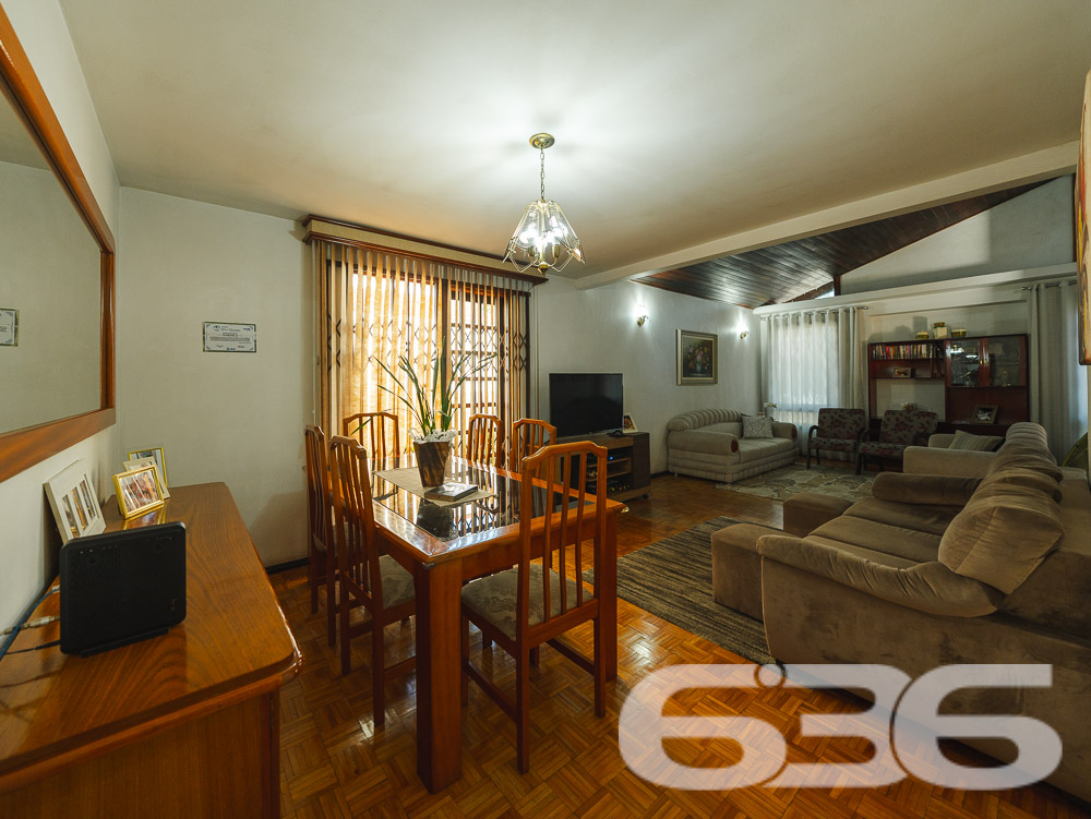 Residência Térrea Padrão no Bucarein - Joinville/SC

Apresentamos uma excelente oportunidade de adquirir uma residência térrea padrão, localizada no bairro Bucarein, um dos mais tradicionais e bem localizados de Joinville, SC. Esta casa, oferece um ambiente aconchegante e funcional, ideal para sua família.

Ambientes Internos:
* Sala de Estar e Jantar: Ampla sala de estar integrada com a sala de jantar, ideal para momentos de convivência em família. O teto em madeira proporciona um ambiente aconchegante e elegante, enquanto grandes janelas permitem a entrada de luz natural, tornando o espaço claro e arejado.
* Cozinha: Cozinha completa, equipada com armários embutidos, proporcionando um excelente aproveitamento do espaço. Possui ainda uma área de serviço adjacente, facilitando as tarefas diárias.
* Quartos: 2 dormitórios, 1 suíte. Os quartos são espaçosos e bem iluminados, com armários planejados que otimizam o espaço de armazenamento.
* Banheiro: Banheiro social amplo com acabamento de qualidade e excelente ventilação.

Ambientes Externos:
* Área de Festa com Churrasqueira: Uma espaçosa área de lazer com churrasqueira, perfeita para receber amigos e familiares em momentos de confraternização.
* Garagens: Garagem coberta e descoberta, proporcionando praticidade e segurança para seus veículos.
* Jardim: Um belo jardim na entrada, que acrescenta charme e tranquilidade ao imóvel.

Facilidades e Proximidades:
Este imóvel está situado em uma localização privilegiada, próximo a importantes vias de acesso, centros comerciais, escolas, hospitais e serviços públicos essenciais. Além disso, o bairro Bucarein oferece uma excelente infraestrutura, garantindo qualidade de vida e comodidade para sua família.

Outros Destaques:
* Portão Eletrônico: Maior segurança e praticidade no acesso ao imóvel.
* Grades e Muros: Todo o imóvel é cercado e murado, proporcionando segurança e privacidade.
* Animais Permitidos: O imóvel permite animais de estimação, sendo ideal para famílias que possuem pets.

Para mais informações e agendamento de visitas, entre em contato com a 636 Negócios Imobiliários. Nossa equipe está pronta para atendê-lo e oferecer todo o suporte necessário na compra do seu imóvel.
 
636 NEGÓCIOS IMOBILIÁRIOS: A SUA MELHOR ESCOLHA
Com mais de 30 anos de experiência, a 636 Negócios Imobiliários é sua parceira ideal para encontrar o imóvel perfeito. Estamos prontos para ajudá-lo a fazer deste imóvel o seu novo lar.
 
Telefone: (47) 3451-0636
WhatsApp: (47) 99190-0636
 
Não perca esta oportunidade única. Visite nosso site para mais informações: i636.com.br