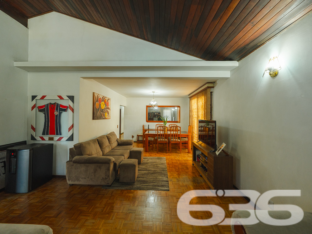 Residência Térrea Padrão no Bucarein - Joinville/SC

Apresentamos uma excelente oportunidade de adquirir uma residência térrea padrão, localizada no bairro Bucarein, um dos mais tradicionais e bem localizados de Joinville, SC. Esta casa, oferece um ambiente aconchegante e funcional, ideal para sua família.

Ambientes Internos:
* Sala de Estar e Jantar: Ampla sala de estar integrada com a sala de jantar, ideal para momentos de convivência em família. O teto em madeira proporciona um ambiente aconchegante e elegante, enquanto grandes janelas permitem a entrada de luz natural, tornando o espaço claro e arejado.
* Cozinha: Cozinha completa, equipada com armários embutidos, proporcionando um excelente aproveitamento do espaço. Possui ainda uma área de serviço adjacente, facilitando as tarefas diárias.
* Quartos: 2 dormitórios, 1 suíte. Os quartos são espaçosos e bem iluminados, com armários planejados que otimizam o espaço de armazenamento.
* Banheiro: Banheiro social amplo com acabamento de qualidade e excelente ventilação.

Ambientes Externos:
* Área de Festa com Churrasqueira: Uma espaçosa área de lazer com churrasqueira, perfeita para receber amigos e familiares em momentos de confraternização.
* Garagens: Garagem coberta e descoberta, proporcionando praticidade e segurança para seus veículos.
* Jardim: Um belo jardim na entrada, que acrescenta charme e tranquilidade ao imóvel.

Facilidades e Proximidades:
Este imóvel está situado em uma localização privilegiada, próximo a importantes vias de acesso, centros comerciais, escolas, hospitais e serviços públicos essenciais. Além disso, o bairro Bucarein oferece uma excelente infraestrutura, garantindo qualidade de vida e comodidade para sua família.

Outros Destaques:
* Portão Eletrônico: Maior segurança e praticidade no acesso ao imóvel.
* Grades e Muros: Todo o imóvel é cercado e murado, proporcionando segurança e privacidade.
* Animais Permitidos: O imóvel permite animais de estimação, sendo ideal para famílias que possuem pets.

Para mais informações e agendamento de visitas, entre em contato com a 636 Negócios Imobiliários. Nossa equipe está pronta para atendê-lo e oferecer todo o suporte necessário na compra do seu imóvel.
 
636 NEGÓCIOS IMOBILIÁRIOS: A SUA MELHOR ESCOLHA
Com mais de 30 anos de experiência, a 636 Negócios Imobiliários é sua parceira ideal para encontrar o imóvel perfeito. Estamos prontos para ajudá-lo a fazer deste imóvel o seu novo lar.
 
Telefone: (47) 3451-0636
WhatsApp: (47) 99190-0636
 
Não perca esta oportunidade única. Visite nosso site para mais informações: i636.com.br
