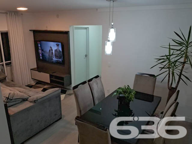 Desfrute do melhor de Balneário Piçarras em um apartamento completo, mobiliado e a poucos passos do mar - ESTUDA PERMUTA
Apresentamos este incrível apartamento, localizado no Centro de Balneário Piçarras, SC. Com uma localização privilegiada, a menos de 300 metros da praia, você terá o privilégio de viver a poucos passos do mar, em uma das cidades litorâneas mais desejadas de Santa Catarina.
Com uma área privativa de 63m², este apartamento se destaca pela sua planta que aproveita cada metro quadrado de forma eficiente. A ventilação cruzada garante um ambiente sempre fresco e agradável, enquanto os 2 dormitórios oferecem o espaço perfeito para sua família descansar e recarregar as energias.
A cozinha é um convite à praticidade, equipada com móveis planejados de alta qualidade, que se harmonizam perfeitamente com o design moderno e funcional. As salas de estar e jantar, integradas à cozinha, criam um ambiente ideal para receber amigos e familiares, ou simplesmente relaxar após um dia na praia.
Um dos grandes diferenciais deste apartamento é a sacada com churrasqueira, perfeita para momentos de lazer e descontração. Com vista para o mar e a poucos metros da praia, você poderá desfrutar de uma refeição ao ar livre enquanto aprecia a brisa do mar.
O Condomínio é um verdadeiro resort urbano, com uma infraestrutura completa de lazer para todas as idades. Piscinas adulto e infantil, salão de festas, espaço gourmet, playground, redário, bicicletário e pet place são apenas algumas das comodidades que você e sua família poderão desfrutar. Além disso, o condomínio conta com medidores de consumo individuais, oferecendo mais economia e controle no seu dia a dia.
Localizado no Centro de Balneário Piçarras, este apartamento oferece fácil acesso a uma ampla gama de serviços e comércios, além de estar próximo às principais vias da cidade. É a oportunidade perfeita para quem busca qualidade de vida sem abrir mão da conveniência urbana.
Este imóvel único é uma excelente opção tanto para quem deseja morar quanto para quem busca um investimento seguro em uma das regiões mais valorizadas de Santa Catarina.
Agende uma visita e surpreenda-se com tudo o que este apartamento tem a oferecer!
636 NEGÓCIOS IMOBILIÁRIOS: A SUA MELHOR ESCOLHA
Com mais de 30 anos de experiência, a 636 Negócios Imobiliários é sua parceira ideal para encontrar o imóvel perfeito. Estamos prontos para ajudá-lo a fazer deste imóvel o seu novo lar.
Telefone: (47) 3451-0636
WhatsApp: (47) 99190-0636
Não perca esta oportunidade única. Visite nosso site para mais informações: i636.com.br