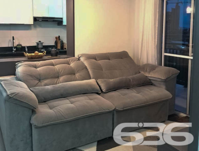 Desfrute do melhor de Balneário Piçarras em um apartamento completo, mobiliado e a poucos passos do mar - ESTUDA PERMUTA
Apresentamos este incrível apartamento, localizado no Centro de Balneário Piçarras, SC. Com uma localização privilegiada, a menos de 300 metros da praia, você terá o privilégio de viver a poucos passos do mar, em uma das cidades litorâneas mais desejadas de Santa Catarina.
Com uma área privativa de 63m², este apartamento se destaca pela sua planta que aproveita cada metro quadrado de forma eficiente. A ventilação cruzada garante um ambiente sempre fresco e agradável, enquanto os 2 dormitórios oferecem o espaço perfeito para sua família descansar e recarregar as energias.
A cozinha é um convite à praticidade, equipada com móveis planejados de alta qualidade, que se harmonizam perfeitamente com o design moderno e funcional. As salas de estar e jantar, integradas à cozinha, criam um ambiente ideal para receber amigos e familiares, ou simplesmente relaxar após um dia na praia.
Um dos grandes diferenciais deste apartamento é a sacada com churrasqueira, perfeita para momentos de lazer e descontração. Com vista para o mar e a poucos metros da praia, você poderá desfrutar de uma refeição ao ar livre enquanto aprecia a brisa do mar.
O Condomínio é um verdadeiro resort urbano, com uma infraestrutura completa de lazer para todas as idades. Piscinas adulto e infantil, salão de festas, espaço gourmet, playground, redário, bicicletário e pet place são apenas algumas das comodidades que você e sua família poderão desfrutar. Além disso, o condomínio conta com medidores de consumo individuais, oferecendo mais economia e controle no seu dia a dia.
Localizado no Centro de Balneário Piçarras, este apartamento oferece fácil acesso a uma ampla gama de serviços e comércios, além de estar próximo às principais vias da cidade. É a oportunidade perfeita para quem busca qualidade de vida sem abrir mão da conveniência urbana.
Este imóvel único é uma excelente opção tanto para quem deseja morar quanto para quem busca um investimento seguro em uma das regiões mais valorizadas de Santa Catarina.
Agende uma visita e surpreenda-se com tudo o que este apartamento tem a oferecer!
636 NEGÓCIOS IMOBILIÁRIOS: A SUA MELHOR ESCOLHA
Com mais de 30 anos de experiência, a 636 Negócios Imobiliários é sua parceira ideal para encontrar o imóvel perfeito. Estamos prontos para ajudá-lo a fazer deste imóvel o seu novo lar.
Telefone: (47) 3451-0636
WhatsApp: (47) 99190-0636
Não perca esta oportunidade única. Visite nosso site para mais informações: i636.com.br