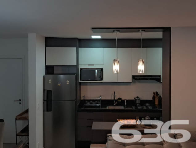 Desfrute do melhor de Balneário Piçarras em um apartamento completo, mobiliado e a poucos passos do mar - ESTUDA PERMUTA
Apresentamos este incrível apartamento, localizado no Centro de Balneário Piçarras, SC. Com uma localização privilegiada, a menos de 300 metros da praia, você terá o privilégio de viver a poucos passos do mar, em uma das cidades litorâneas mais desejadas de Santa Catarina.
Com uma área privativa de 63m², este apartamento se destaca pela sua planta que aproveita cada metro quadrado de forma eficiente. A ventilação cruzada garante um ambiente sempre fresco e agradável, enquanto os 2 dormitórios oferecem o espaço perfeito para sua família descansar e recarregar as energias.
A cozinha é um convite à praticidade, equipada com móveis planejados de alta qualidade, que se harmonizam perfeitamente com o design moderno e funcional. As salas de estar e jantar, integradas à cozinha, criam um ambiente ideal para receber amigos e familiares, ou simplesmente relaxar após um dia na praia.
Um dos grandes diferenciais deste apartamento é a sacada com churrasqueira, perfeita para momentos de lazer e descontração. Com vista para o mar e a poucos metros da praia, você poderá desfrutar de uma refeição ao ar livre enquanto aprecia a brisa do mar.
O Condomínio é um verdadeiro resort urbano, com uma infraestrutura completa de lazer para todas as idades. Piscinas adulto e infantil, salão de festas, espaço gourmet, playground, redário, bicicletário e pet place são apenas algumas das comodidades que você e sua família poderão desfrutar. Além disso, o condomínio conta com medidores de consumo individuais, oferecendo mais economia e controle no seu dia a dia.
Localizado no Centro de Balneário Piçarras, este apartamento oferece fácil acesso a uma ampla gama de serviços e comércios, além de estar próximo às principais vias da cidade. É a oportunidade perfeita para quem busca qualidade de vida sem abrir mão da conveniência urbana.
Este imóvel único é uma excelente opção tanto para quem deseja morar quanto para quem busca um investimento seguro em uma das regiões mais valorizadas de Santa Catarina.
Agende uma visita e surpreenda-se com tudo o que este apartamento tem a oferecer!
636 NEGÓCIOS IMOBILIÁRIOS: A SUA MELHOR ESCOLHA
Com mais de 30 anos de experiência, a 636 Negócios Imobiliários é sua parceira ideal para encontrar o imóvel perfeito. Estamos prontos para ajudá-lo a fazer deste imóvel o seu novo lar.
Telefone: (47) 3451-0636
WhatsApp: (47) 99190-0636
Não perca esta oportunidade única. Visite nosso site para mais informações: i636.com.br