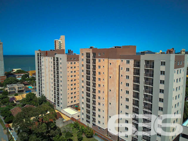 Desfrute do melhor de Balneário Piçarras em um apartamento completo, mobiliado e a poucos passos do mar - ESTUDA PERMUTA
Apresentamos este incrível apartamento, localizado no Centro de Balneário Piçarras, SC. Com uma localização privilegiada, a menos de 300 metros da praia, você terá o privilégio de viver a poucos passos do mar, em uma das cidades litorâneas mais desejadas de Santa Catarina.
Com uma área privativa de 63m², este apartamento se destaca pela sua planta que aproveita cada metro quadrado de forma eficiente. A ventilação cruzada garante um ambiente sempre fresco e agradável, enquanto os 2 dormitórios oferecem o espaço perfeito para sua família descansar e recarregar as energias.
A cozinha é um convite à praticidade, equipada com móveis planejados de alta qualidade, que se harmonizam perfeitamente com o design moderno e funcional. As salas de estar e jantar, integradas à cozinha, criam um ambiente ideal para receber amigos e familiares, ou simplesmente relaxar após um dia na praia.
Um dos grandes diferenciais deste apartamento é a sacada com churrasqueira, perfeita para momentos de lazer e descontração. Com vista para o mar e a poucos metros da praia, você poderá desfrutar de uma refeição ao ar livre enquanto aprecia a brisa do mar.
O Condomínio é um verdadeiro resort urbano, com uma infraestrutura completa de lazer para todas as idades. Piscinas adulto e infantil, salão de festas, espaço gourmet, playground, redário, bicicletário e pet place são apenas algumas das comodidades que você e sua família poderão desfrutar. Além disso, o condomínio conta com medidores de consumo individuais, oferecendo mais economia e controle no seu dia a dia.
Localizado no Centro de Balneário Piçarras, este apartamento oferece fácil acesso a uma ampla gama de serviços e comércios, além de estar próximo às principais vias da cidade. É a oportunidade perfeita para quem busca qualidade de vida sem abrir mão da conveniência urbana.
Este imóvel único é uma excelente opção tanto para quem deseja morar quanto para quem busca um investimento seguro em uma das regiões mais valorizadas de Santa Catarina.
Agende uma visita e surpreenda-se com tudo o que este apartamento tem a oferecer!
636 NEGÓCIOS IMOBILIÁRIOS: A SUA MELHOR ESCOLHA
Com mais de 30 anos de experiência, a 636 Negócios Imobiliários é sua parceira ideal para encontrar o imóvel perfeito. Estamos prontos para ajudá-lo a fazer deste imóvel o seu novo lar.
Telefone: (47) 3451-0636
WhatsApp: (47) 99190-0636
Não perca esta oportunidade única. Visite nosso site para mais informações: i636.com.br