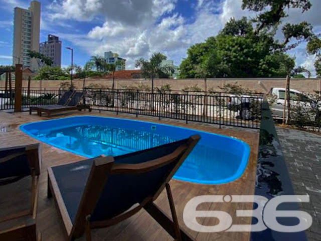 Desfrute do melhor de Balneário Piçarras em um apartamento completo, mobiliado e a poucos passos do mar - ESTUDA PERMUTA
Apresentamos este incrível apartamento, localizado no Centro de Balneário Piçarras, SC. Com uma localização privilegiada, a menos de 300 metros da praia, você terá o privilégio de viver a poucos passos do mar, em uma das cidades litorâneas mais desejadas de Santa Catarina.
Com uma área privativa de 63m², este apartamento se destaca pela sua planta que aproveita cada metro quadrado de forma eficiente. A ventilação cruzada garante um ambiente sempre fresco e agradável, enquanto os 2 dormitórios oferecem o espaço perfeito para sua família descansar e recarregar as energias.
A cozinha é um convite à praticidade, equipada com móveis planejados de alta qualidade, que se harmonizam perfeitamente com o design moderno e funcional. As salas de estar e jantar, integradas à cozinha, criam um ambiente ideal para receber amigos e familiares, ou simplesmente relaxar após um dia na praia.
Um dos grandes diferenciais deste apartamento é a sacada com churrasqueira, perfeita para momentos de lazer e descontração. Com vista para o mar e a poucos metros da praia, você poderá desfrutar de uma refeição ao ar livre enquanto aprecia a brisa do mar.
O Condomínio é um verdadeiro resort urbano, com uma infraestrutura completa de lazer para todas as idades. Piscinas adulto e infantil, salão de festas, espaço gourmet, playground, redário, bicicletário e pet place são apenas algumas das comodidades que você e sua família poderão desfrutar. Além disso, o condomínio conta com medidores de consumo individuais, oferecendo mais economia e controle no seu dia a dia.
Localizado no Centro de Balneário Piçarras, este apartamento oferece fácil acesso a uma ampla gama de serviços e comércios, além de estar próximo às principais vias da cidade. É a oportunidade perfeita para quem busca qualidade de vida sem abrir mão da conveniência urbana.
Este imóvel único é uma excelente opção tanto para quem deseja morar quanto para quem busca um investimento seguro em uma das regiões mais valorizadas de Santa Catarina.
Agende uma visita e surpreenda-se com tudo o que este apartamento tem a oferecer!
636 NEGÓCIOS IMOBILIÁRIOS: A SUA MELHOR ESCOLHA
Com mais de 30 anos de experiência, a 636 Negócios Imobiliários é sua parceira ideal para encontrar o imóvel perfeito. Estamos prontos para ajudá-lo a fazer deste imóvel o seu novo lar.
Telefone: (47) 3451-0636
WhatsApp: (47) 99190-0636
Não perca esta oportunidade única. Visite nosso site para mais informações: i636.com.br