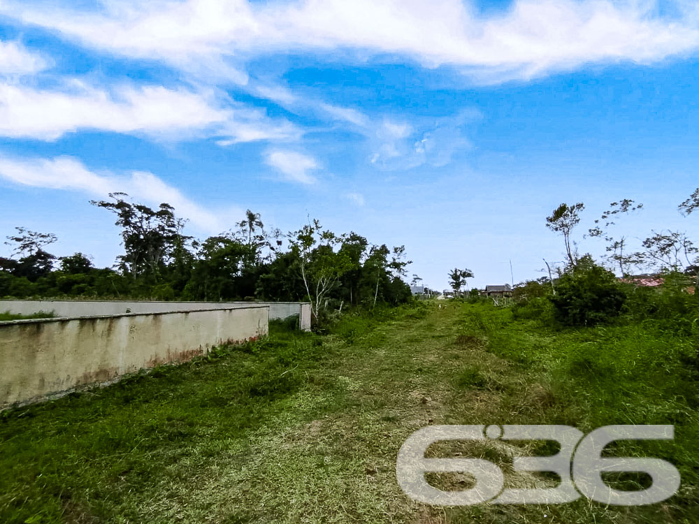 Terreno Plano e Murado em São Francisco do Sul - Perfeito para Sua Nova Construção!
Se você está em busca do terreno ideal para construir a casa dos seus sonhos ou investir em uma localização estratégica, este lote em São Francisco do Sul é a escolha certa para você! Localizado no bairro Ervino, um dos mais promissores da cidade, este terreno plano e murado oferece segurança, tranquilidade e muito potencial para seus projetos.
Situado em uma área tranquila e em constante desenvolvimento, o terreno se encontra em uma região que proporciona a tranquilidade e a beleza natural típicas de São Francisco do Sul. O Bairro Ervino é conhecido por sua proximidade com a natureza, perfeito para quem deseja construir um lar longe do estresse urbano, mas com fácil acesso aos principais pontos da cidade.
Pontos de Destaque:
Terreno murado: Garantia de segurança, privacidade e economia com futuras construções de muros.
Face Norte: Aproveite o melhor da iluminação natural, valorizando ainda mais o seu projeto arquitetônico.
Vizinhança em expansão: A região está em pleno desenvolvimento, o que representa uma excelente oportunidade de valorização do imóvel.
Este terreno é a escolha ideal para quem busca um espaço para construir com segurança e tranquilidade, além de oferecer um ótimo custo-benefício. Não perca essa oportunidade única de investir em um dos destinos mais procurados do litoral catarinense!
Entre em contato conosco para mais informações e agende uma visita. Realize o sonho de construir o seu refúgio em São Francisco do Sul com a 636 Negócios Imobiliários – referência em intermediação imobiliária há mais de 30 anos.
636 NEGÓCIOS IMOBILIÁRIOS: A SUA MELHOR ESCOLHA
Com mais de 30 anos de experiência, a 636 Negócios Imobiliários é sua parceira ideal para encontrar o imóvel perfeito. Estamos prontos para ajudá-lo a fazer deste imóvel o seu novo lar.
Telefone: (47) 3451-0636
WhatsApp: (47) 99190-0636
Não perca esta oportunidade única. Visite nosso site para mais informações: i636.com.br