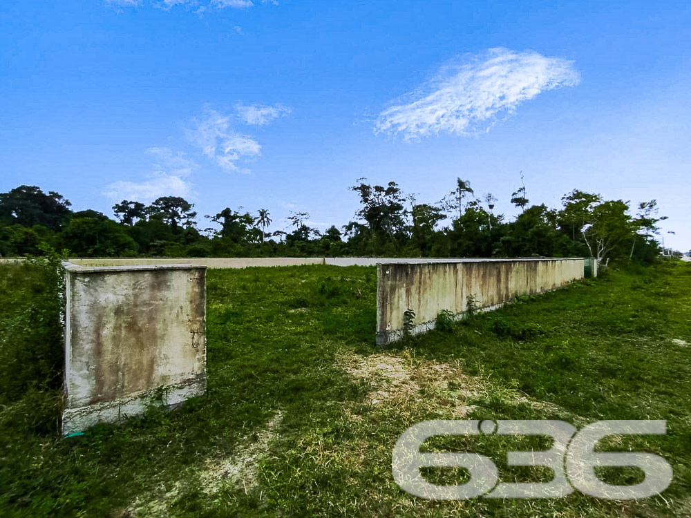 Terreno Plano e Murado em São Francisco do Sul - Perfeito para Sua Nova Construção!
Se você está em busca do terreno ideal para construir a casa dos seus sonhos ou investir em uma localização estratégica, este lote em São Francisco do Sul é a escolha certa para você! Localizado no bairro Ervino, um dos mais promissores da cidade, este terreno plano e murado oferece segurança, tranquilidade e muito potencial para seus projetos.
Situado em uma área tranquila e em constante desenvolvimento, o terreno se encontra em uma região que proporciona a tranquilidade e a beleza natural típicas de São Francisco do Sul. O Bairro Ervino é conhecido por sua proximidade com a natureza, perfeito para quem deseja construir um lar longe do estresse urbano, mas com fácil acesso aos principais pontos da cidade.
Pontos de Destaque:
Terreno murado: Garantia de segurança, privacidade e economia com futuras construções de muros.
Face Norte: Aproveite o melhor da iluminação natural, valorizando ainda mais o seu projeto arquitetônico.
Vizinhança em expansão: A região está em pleno desenvolvimento, o que representa uma excelente oportunidade de valorização do imóvel.
Este terreno é a escolha ideal para quem busca um espaço para construir com segurança e tranquilidade, além de oferecer um ótimo custo-benefício. Não perca essa oportunidade única de investir em um dos destinos mais procurados do litoral catarinense!
Entre em contato conosco para mais informações e agende uma visita. Realize o sonho de construir o seu refúgio em São Francisco do Sul com a 636 Negócios Imobiliários – referência em intermediação imobiliária há mais de 30 anos.
636 NEGÓCIOS IMOBILIÁRIOS: A SUA MELHOR ESCOLHA
Com mais de 30 anos de experiência, a 636 Negócios Imobiliários é sua parceira ideal para encontrar o imóvel perfeito. Estamos prontos para ajudá-lo a fazer deste imóvel o seu novo lar.
Telefone: (47) 3451-0636
WhatsApp: (47) 99190-0636
Não perca esta oportunidade única. Visite nosso site para mais informações: i636.com.br