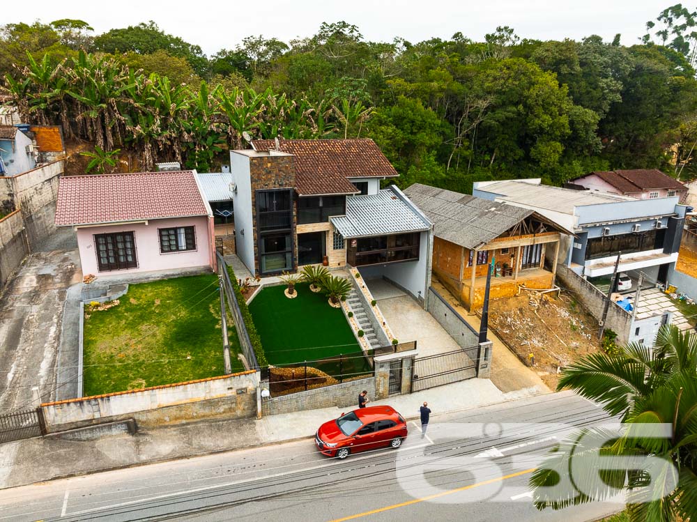 Localizado em uma das áreas mais desejadas de Joinville, no bairro Santa Catarina, este sobrado é o lar ideal para quem busca conforto, espaço e um acabamento impecável.
Características do Imóvel
Este sobrado é dividido em dois pavimentos, praticamente duas casas em uma. No primeiro andar, você encontrará uma ampla área social, com 2 salas de estar ideais para receber amigos e familiares. A cozinha é equipada com móveis planejados e possui integração direta com a área de festa, que é um verdadeiro convite ao lazer, contando com uma churrasqueira e piscina privativa. Este andar ainda possui 3 dormitórios, sendo uma suíte com hidromassagem, proporcionando momentos de relaxamento incomparáveis. O acabamento é impecável, com rebaixo em gesso e projeto luminotécnico de alta qualidade, garantindo sofisticação em cada detalhe.
No segundo andar, a elegância continua. A casa oferece uma segunda suíte, perfeito para quem deseja um espaço extra de conforto e privacidade. Este pavimento ainda conta com outro quarto, área de festa integrada à lavanderia, e um acabamento que não deixa nada a desejar, seguindo o mesmo padrão de excelência encontrado no andar inferior.
Conforto e Segurança
Para a sua tranquilidade, o sobrado conta com portão eletrônico, interfone, e todo o perímetro é murado. As garagens cobertas oferecem espaço para dois veículos, e ainda há vagas adicionais em garagens descobertas. Os ambientes são climatizados, equipados com condicionadores de ar para garantir o máximo conforto em qualquer estação do ano.
Além disso, a residência está pronta para receber seus animais de estimação, tornando-se o lar perfeito para toda a família.
Áreas de Lazer e Convivência
A área de lazer deste imóvel é um espetáculo à parte. Com uma área de festa integrada à cozinha gourmet, piscina, churrasqueira e uma varanda ampla, você terá tudo o que precisa para momentos de diversão e descanso. O jardim bem cuidado completa o cenário, oferecendo um espaço verde para seus momentos de descontração.
Venha Conhecer
Se você procura um imóvel que ofereça conforto, elegância e um espaço amplo para sua família, este sobrado em Joinville é a escolha ideal. Agende uma visita e venha conhecer de perto todos os detalhes que fazem deste imóvel uma verdadeira joia no mercado imobiliário.
636 NEGÓCIOS IMOBILIÁRIOS: A SUA MELHOR ESCOLHA
Com mais de 30 anos de experiência, a 636 Negócios Imobiliários é sua parceira ideal para encontrar o imóvel perfeito. Estamos prontos para ajudá-lo a fazer deste imóvel o seu novo lar.
Telefone: (47) 3451-0636
WhatsApp: (47) 99190-0636
Não perca esta oportunidade única. Visite nosso site para mais informações: i636.com.br