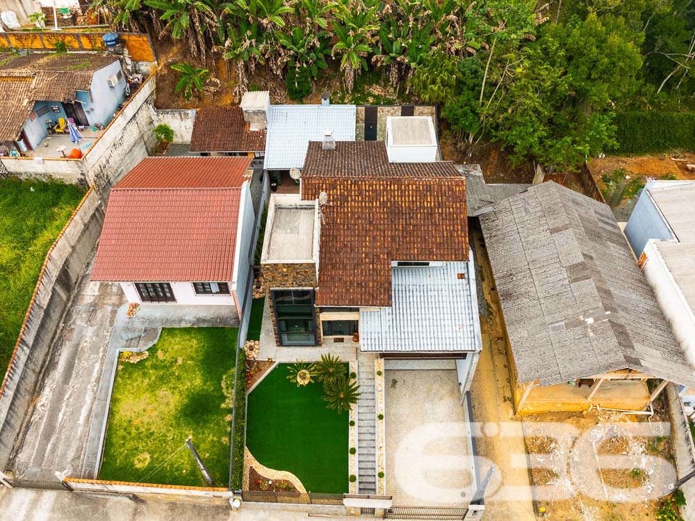 Localizado em uma das áreas mais desejadas de Joinville, no bairro Santa Catarina, este sobrado é o lar ideal para quem busca conforto, espaço e um acabamento impecável.
Características do Imóvel
Este sobrado é dividido em dois pavimentos, praticamente duas casas em uma. No primeiro andar, você encontrará uma ampla área social, com 2 salas de estar ideais para receber amigos e familiares. A cozinha é equipada com móveis planejados e possui integração direta com a área de festa, que é um verdadeiro convite ao lazer, contando com uma churrasqueira e piscina privativa. Este andar ainda possui 3 dormitórios, sendo uma suíte com hidromassagem, proporcionando momentos de relaxamento incomparáveis. O acabamento é impecável, com rebaixo em gesso e projeto luminotécnico de alta qualidade, garantindo sofisticação em cada detalhe.
No segundo andar, a elegância continua. A casa oferece uma segunda suíte, perfeito para quem deseja um espaço extra de conforto e privacidade. Este pavimento ainda conta com outro quarto, área de festa integrada à lavanderia, e um acabamento que não deixa nada a desejar, seguindo o mesmo padrão de excelência encontrado no andar inferior.
Conforto e Segurança
Para a sua tranquilidade, o sobrado conta com portão eletrônico, interfone, e todo o perímetro é murado. As garagens cobertas oferecem espaço para dois veículos, e ainda há vagas adicionais em garagens descobertas. Os ambientes são climatizados, equipados com condicionadores de ar para garantir o máximo conforto em qualquer estação do ano.
Além disso, a residência está pronta para receber seus animais de estimação, tornando-se o lar perfeito para toda a família.
Áreas de Lazer e Convivência
A área de lazer deste imóvel é um espetáculo à parte. Com uma área de festa integrada à cozinha gourmet, piscina, churrasqueira e uma varanda ampla, você terá tudo o que precisa para momentos de diversão e descanso. O jardim bem cuidado completa o cenário, oferecendo um espaço verde para seus momentos de descontração.
Venha Conhecer
Se você procura um imóvel que ofereça conforto, elegância e um espaço amplo para sua família, este sobrado em Joinville é a escolha ideal. Agende uma visita e venha conhecer de perto todos os detalhes que fazem deste imóvel uma verdadeira joia no mercado imobiliário.
636 NEGÓCIOS IMOBILIÁRIOS: A SUA MELHOR ESCOLHA
Com mais de 30 anos de experiência, a 636 Negócios Imobiliários é sua parceira ideal para encontrar o imóvel perfeito. Estamos prontos para ajudá-lo a fazer deste imóvel o seu novo lar.
Telefone: (47) 3451-0636
WhatsApp: (47) 99190-0636
Não perca esta oportunidade única. Visite nosso site para mais informações: i636.com.br