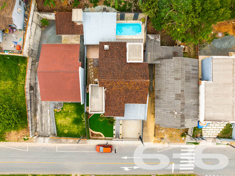 Localizado em uma das áreas mais desejadas de Joinville, no bairro Santa Catarina, este sobrado é o lar ideal para quem busca conforto, espaço e um acabamento impecável.
Características do Imóvel
Este sobrado é dividido em dois pavimentos, praticamente duas casas em uma. No primeiro andar, você encontrará uma ampla área social, com 2 salas de estar ideais para receber amigos e familiares. A cozinha é equipada com móveis planejados e possui integração direta com a área de festa, que é um verdadeiro convite ao lazer, contando com uma churrasqueira e piscina privativa. Este andar ainda possui 3 dormitórios, sendo uma suíte com hidromassagem, proporcionando momentos de relaxamento incomparáveis. O acabamento é impecável, com rebaixo em gesso e projeto luminotécnico de alta qualidade, garantindo sofisticação em cada detalhe.
No segundo andar, a elegância continua. A casa oferece uma segunda suíte, perfeito para quem deseja um espaço extra de conforto e privacidade. Este pavimento ainda conta com outro quarto, área de festa integrada à lavanderia, e um acabamento que não deixa nada a desejar, seguindo o mesmo padrão de excelência encontrado no andar inferior.
Conforto e Segurança
Para a sua tranquilidade, o sobrado conta com portão eletrônico, interfone, e todo o perímetro é murado. As garagens cobertas oferecem espaço para dois veículos, e ainda há vagas adicionais em garagens descobertas. Os ambientes são climatizados, equipados com condicionadores de ar para garantir o máximo conforto em qualquer estação do ano.
Além disso, a residência está pronta para receber seus animais de estimação, tornando-se o lar perfeito para toda a família.
Áreas de Lazer e Convivência
A área de lazer deste imóvel é um espetáculo à parte. Com uma área de festa integrada à cozinha gourmet, piscina, churrasqueira e uma varanda ampla, você terá tudo o que precisa para momentos de diversão e descanso. O jardim bem cuidado completa o cenário, oferecendo um espaço verde para seus momentos de descontração.
Venha Conhecer
Se você procura um imóvel que ofereça conforto, elegância e um espaço amplo para sua família, este sobrado em Joinville é a escolha ideal. Agende uma visita e venha conhecer de perto todos os detalhes que fazem deste imóvel uma verdadeira joia no mercado imobiliário.
636 NEGÓCIOS IMOBILIÁRIOS: A SUA MELHOR ESCOLHA
Com mais de 30 anos de experiência, a 636 Negócios Imobiliários é sua parceira ideal para encontrar o imóvel perfeito. Estamos prontos para ajudá-lo a fazer deste imóvel o seu novo lar.
Telefone: (47) 3451-0636
WhatsApp: (47) 99190-0636
Não perca esta oportunidade única. Visite nosso site para mais informações: i636.com.br