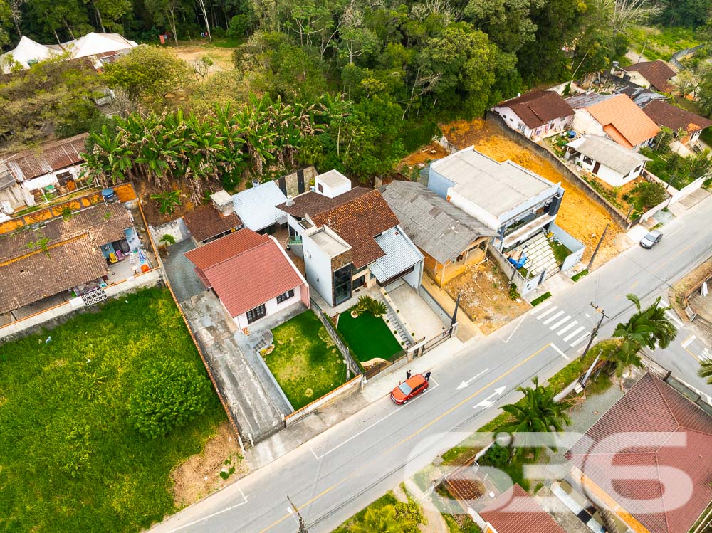 Localizado em uma das áreas mais desejadas de Joinville, no bairro Santa Catarina, este sobrado é o lar ideal para quem busca conforto, espaço e um acabamento impecável.
Características do Imóvel
Este sobrado é dividido em dois pavimentos, praticamente duas casas em uma. No primeiro andar, você encontrará uma ampla área social, com 2 salas de estar ideais para receber amigos e familiares. A cozinha é equipada com móveis planejados e possui integração direta com a área de festa, que é um verdadeiro convite ao lazer, contando com uma churrasqueira e piscina privativa. Este andar ainda possui 3 dormitórios, sendo uma suíte com hidromassagem, proporcionando momentos de relaxamento incomparáveis. O acabamento é impecável, com rebaixo em gesso e projeto luminotécnico de alta qualidade, garantindo sofisticação em cada detalhe.
No segundo andar, a elegância continua. A casa oferece uma segunda suíte, perfeito para quem deseja um espaço extra de conforto e privacidade. Este pavimento ainda conta com outro quarto, área de festa integrada à lavanderia, e um acabamento que não deixa nada a desejar, seguindo o mesmo padrão de excelência encontrado no andar inferior.
Conforto e Segurança
Para a sua tranquilidade, o sobrado conta com portão eletrônico, interfone, e todo o perímetro é murado. As garagens cobertas oferecem espaço para dois veículos, e ainda há vagas adicionais em garagens descobertas. Os ambientes são climatizados, equipados com condicionadores de ar para garantir o máximo conforto em qualquer estação do ano.
Além disso, a residência está pronta para receber seus animais de estimação, tornando-se o lar perfeito para toda a família.
Áreas de Lazer e Convivência
A área de lazer deste imóvel é um espetáculo à parte. Com uma área de festa integrada à cozinha gourmet, piscina, churrasqueira e uma varanda ampla, você terá tudo o que precisa para momentos de diversão e descanso. O jardim bem cuidado completa o cenário, oferecendo um espaço verde para seus momentos de descontração.
Venha Conhecer
Se você procura um imóvel que ofereça conforto, elegância e um espaço amplo para sua família, este sobrado em Joinville é a escolha ideal. Agende uma visita e venha conhecer de perto todos os detalhes que fazem deste imóvel uma verdadeira joia no mercado imobiliário.
636 NEGÓCIOS IMOBILIÁRIOS: A SUA MELHOR ESCOLHA
Com mais de 30 anos de experiência, a 636 Negócios Imobiliários é sua parceira ideal para encontrar o imóvel perfeito. Estamos prontos para ajudá-lo a fazer deste imóvel o seu novo lar.
Telefone: (47) 3451-0636
WhatsApp: (47) 99190-0636
Não perca esta oportunidade única. Visite nosso site para mais informações: i636.com.br