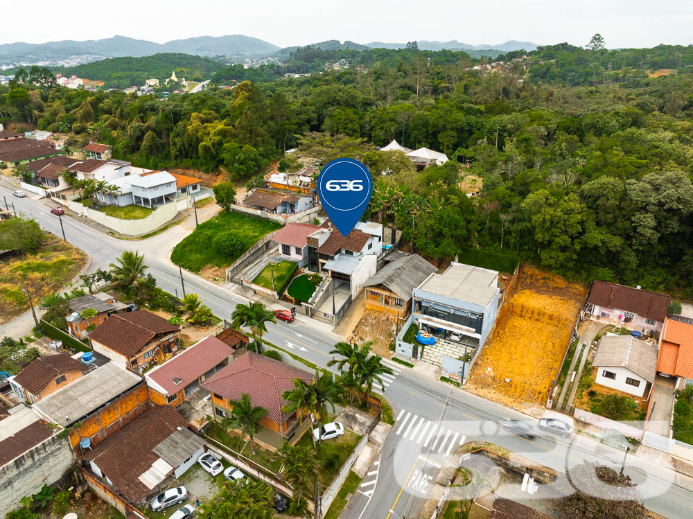 Localizado em uma das áreas mais desejadas de Joinville, no bairro Santa Catarina, este sobrado é o lar ideal para quem busca conforto, espaço e um acabamento impecável.
Características do Imóvel
Este sobrado é dividido em dois pavimentos, praticamente duas casas em uma. No primeiro andar, você encontrará uma ampla área social, com 2 salas de estar ideais para receber amigos e familiares. A cozinha é equipada com móveis planejados e possui integração direta com a área de festa, que é um verdadeiro convite ao lazer, contando com uma churrasqueira e piscina privativa. Este andar ainda possui 3 dormitórios, sendo uma suíte com hidromassagem, proporcionando momentos de relaxamento incomparáveis. O acabamento é impecável, com rebaixo em gesso e projeto luminotécnico de alta qualidade, garantindo sofisticação em cada detalhe.
No segundo andar, a elegância continua. A casa oferece uma segunda suíte, perfeito para quem deseja um espaço extra de conforto e privacidade. Este pavimento ainda conta com outro quarto, área de festa integrada à lavanderia, e um acabamento que não deixa nada a desejar, seguindo o mesmo padrão de excelência encontrado no andar inferior.
Conforto e Segurança
Para a sua tranquilidade, o sobrado conta com portão eletrônico, interfone, e todo o perímetro é murado. As garagens cobertas oferecem espaço para dois veículos, e ainda há vagas adicionais em garagens descobertas. Os ambientes são climatizados, equipados com condicionadores de ar para garantir o máximo conforto em qualquer estação do ano.
Além disso, a residência está pronta para receber seus animais de estimação, tornando-se o lar perfeito para toda a família.
Áreas de Lazer e Convivência
A área de lazer deste imóvel é um espetáculo à parte. Com uma área de festa integrada à cozinha gourmet, piscina, churrasqueira e uma varanda ampla, você terá tudo o que precisa para momentos de diversão e descanso. O jardim bem cuidado completa o cenário, oferecendo um espaço verde para seus momentos de descontração.
Venha Conhecer
Se você procura um imóvel que ofereça conforto, elegância e um espaço amplo para sua família, este sobrado em Joinville é a escolha ideal. Agende uma visita e venha conhecer de perto todos os detalhes que fazem deste imóvel uma verdadeira joia no mercado imobiliário.
636 NEGÓCIOS IMOBILIÁRIOS: A SUA MELHOR ESCOLHA
Com mais de 30 anos de experiência, a 636 Negócios Imobiliários é sua parceira ideal para encontrar o imóvel perfeito. Estamos prontos para ajudá-lo a fazer deste imóvel o seu novo lar.
Telefone: (47) 3451-0636
WhatsApp: (47) 99190-0636
Não perca esta oportunidade única. Visite nosso site para mais informações: i636.com.br