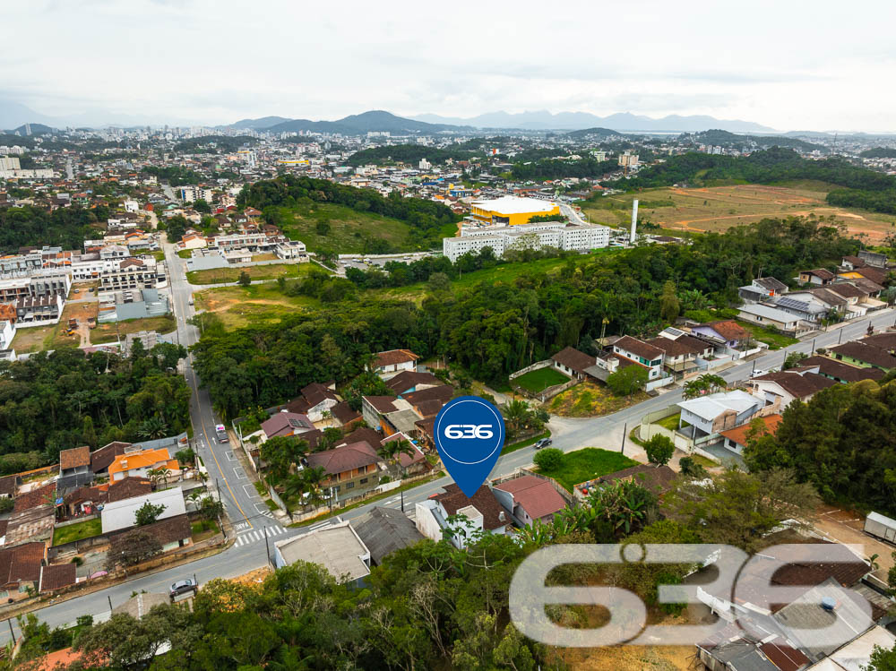 Localizado em uma das áreas mais desejadas de Joinville, no bairro Santa Catarina, este sobrado é o lar ideal para quem busca conforto, espaço e um acabamento impecável.
Características do Imóvel
Este sobrado é dividido em dois pavimentos, praticamente duas casas em uma. No primeiro andar, você encontrará uma ampla área social, com 2 salas de estar ideais para receber amigos e familiares. A cozinha é equipada com móveis planejados e possui integração direta com a área de festa, que é um verdadeiro convite ao lazer, contando com uma churrasqueira e piscina privativa. Este andar ainda possui 3 dormitórios, sendo uma suíte com hidromassagem, proporcionando momentos de relaxamento incomparáveis. O acabamento é impecável, com rebaixo em gesso e projeto luminotécnico de alta qualidade, garantindo sofisticação em cada detalhe.
No segundo andar, a elegância continua. A casa oferece uma segunda suíte, perfeito para quem deseja um espaço extra de conforto e privacidade. Este pavimento ainda conta com outro quarto, área de festa integrada à lavanderia, e um acabamento que não deixa nada a desejar, seguindo o mesmo padrão de excelência encontrado no andar inferior.
Conforto e Segurança
Para a sua tranquilidade, o sobrado conta com portão eletrônico, interfone, e todo o perímetro é murado. As garagens cobertas oferecem espaço para dois veículos, e ainda há vagas adicionais em garagens descobertas. Os ambientes são climatizados, equipados com condicionadores de ar para garantir o máximo conforto em qualquer estação do ano.
Além disso, a residência está pronta para receber seus animais de estimação, tornando-se o lar perfeito para toda a família.
Áreas de Lazer e Convivência
A área de lazer deste imóvel é um espetáculo à parte. Com uma área de festa integrada à cozinha gourmet, piscina, churrasqueira e uma varanda ampla, você terá tudo o que precisa para momentos de diversão e descanso. O jardim bem cuidado completa o cenário, oferecendo um espaço verde para seus momentos de descontração.
Venha Conhecer
Se você procura um imóvel que ofereça conforto, elegância e um espaço amplo para sua família, este sobrado em Joinville é a escolha ideal. Agende uma visita e venha conhecer de perto todos os detalhes que fazem deste imóvel uma verdadeira joia no mercado imobiliário.
636 NEGÓCIOS IMOBILIÁRIOS: A SUA MELHOR ESCOLHA
Com mais de 30 anos de experiência, a 636 Negócios Imobiliários é sua parceira ideal para encontrar o imóvel perfeito. Estamos prontos para ajudá-lo a fazer deste imóvel o seu novo lar.
Telefone: (47) 3451-0636
WhatsApp: (47) 99190-0636
Não perca esta oportunidade única. Visite nosso site para mais informações: i636.com.br