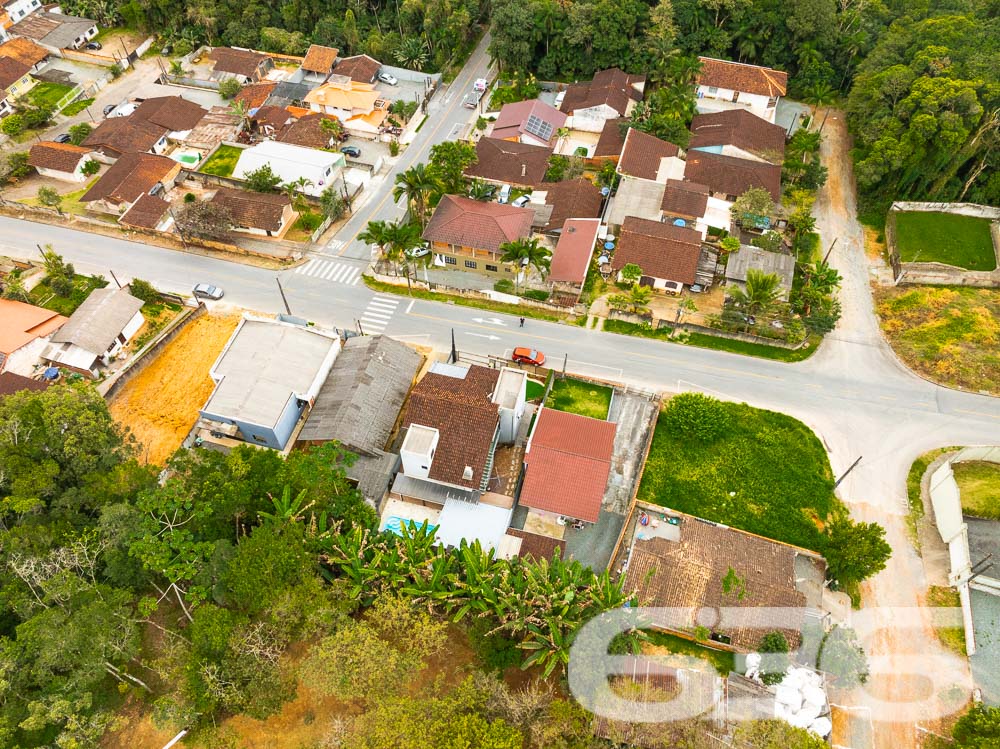 Localizado em uma das áreas mais desejadas de Joinville, no bairro Santa Catarina, este sobrado é o lar ideal para quem busca conforto, espaço e um acabamento impecável.
Características do Imóvel
Este sobrado é dividido em dois pavimentos, praticamente duas casas em uma. No primeiro andar, você encontrará uma ampla área social, com 2 salas de estar ideais para receber amigos e familiares. A cozinha é equipada com móveis planejados e possui integração direta com a área de festa, que é um verdadeiro convite ao lazer, contando com uma churrasqueira e piscina privativa. Este andar ainda possui 3 dormitórios, sendo uma suíte com hidromassagem, proporcionando momentos de relaxamento incomparáveis. O acabamento é impecável, com rebaixo em gesso e projeto luminotécnico de alta qualidade, garantindo sofisticação em cada detalhe.
No segundo andar, a elegância continua. A casa oferece uma segunda suíte, perfeito para quem deseja um espaço extra de conforto e privacidade. Este pavimento ainda conta com outro quarto, área de festa integrada à lavanderia, e um acabamento que não deixa nada a desejar, seguindo o mesmo padrão de excelência encontrado no andar inferior.
Conforto e Segurança
Para a sua tranquilidade, o sobrado conta com portão eletrônico, interfone, e todo o perímetro é murado. As garagens cobertas oferecem espaço para dois veículos, e ainda há vagas adicionais em garagens descobertas. Os ambientes são climatizados, equipados com condicionadores de ar para garantir o máximo conforto em qualquer estação do ano.
Além disso, a residência está pronta para receber seus animais de estimação, tornando-se o lar perfeito para toda a família.
Áreas de Lazer e Convivência
A área de lazer deste imóvel é um espetáculo à parte. Com uma área de festa integrada à cozinha gourmet, piscina, churrasqueira e uma varanda ampla, você terá tudo o que precisa para momentos de diversão e descanso. O jardim bem cuidado completa o cenário, oferecendo um espaço verde para seus momentos de descontração.
Venha Conhecer
Se você procura um imóvel que ofereça conforto, elegância e um espaço amplo para sua família, este sobrado em Joinville é a escolha ideal. Agende uma visita e venha conhecer de perto todos os detalhes que fazem deste imóvel uma verdadeira joia no mercado imobiliário.
636 NEGÓCIOS IMOBILIÁRIOS: A SUA MELHOR ESCOLHA
Com mais de 30 anos de experiência, a 636 Negócios Imobiliários é sua parceira ideal para encontrar o imóvel perfeito. Estamos prontos para ajudá-lo a fazer deste imóvel o seu novo lar.
Telefone: (47) 3451-0636
WhatsApp: (47) 99190-0636
Não perca esta oportunidade única. Visite nosso site para mais informações: i636.com.br