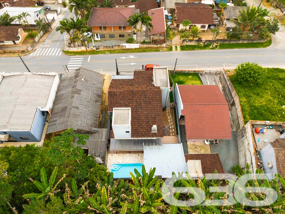 Localizado em uma das áreas mais desejadas de Joinville, no bairro Santa Catarina, este sobrado é o lar ideal para quem busca conforto, espaço e um acabamento impecável.
Características do Imóvel
Este sobrado é dividido em dois pavimentos, praticamente duas casas em uma. No primeiro andar, você encontrará uma ampla área social, com 2 salas de estar ideais para receber amigos e familiares. A cozinha é equipada com móveis planejados e possui integração direta com a área de festa, que é um verdadeiro convite ao lazer, contando com uma churrasqueira e piscina privativa. Este andar ainda possui 3 dormitórios, sendo uma suíte com hidromassagem, proporcionando momentos de relaxamento incomparáveis. O acabamento é impecável, com rebaixo em gesso e projeto luminotécnico de alta qualidade, garantindo sofisticação em cada detalhe.
No segundo andar, a elegância continua. A casa oferece uma segunda suíte, perfeito para quem deseja um espaço extra de conforto e privacidade. Este pavimento ainda conta com outro quarto, área de festa integrada à lavanderia, e um acabamento que não deixa nada a desejar, seguindo o mesmo padrão de excelência encontrado no andar inferior.
Conforto e Segurança
Para a sua tranquilidade, o sobrado conta com portão eletrônico, interfone, e todo o perímetro é murado. As garagens cobertas oferecem espaço para dois veículos, e ainda há vagas adicionais em garagens descobertas. Os ambientes são climatizados, equipados com condicionadores de ar para garantir o máximo conforto em qualquer estação do ano.
Além disso, a residência está pronta para receber seus animais de estimação, tornando-se o lar perfeito para toda a família.
Áreas de Lazer e Convivência
A área de lazer deste imóvel é um espetáculo à parte. Com uma área de festa integrada à cozinha gourmet, piscina, churrasqueira e uma varanda ampla, você terá tudo o que precisa para momentos de diversão e descanso. O jardim bem cuidado completa o cenário, oferecendo um espaço verde para seus momentos de descontração.
Venha Conhecer
Se você procura um imóvel que ofereça conforto, elegância e um espaço amplo para sua família, este sobrado em Joinville é a escolha ideal. Agende uma visita e venha conhecer de perto todos os detalhes que fazem deste imóvel uma verdadeira joia no mercado imobiliário.
636 NEGÓCIOS IMOBILIÁRIOS: A SUA MELHOR ESCOLHA
Com mais de 30 anos de experiência, a 636 Negócios Imobiliários é sua parceira ideal para encontrar o imóvel perfeito. Estamos prontos para ajudá-lo a fazer deste imóvel o seu novo lar.
Telefone: (47) 3451-0636
WhatsApp: (47) 99190-0636
Não perca esta oportunidade única. Visite nosso site para mais informações: i636.com.br
