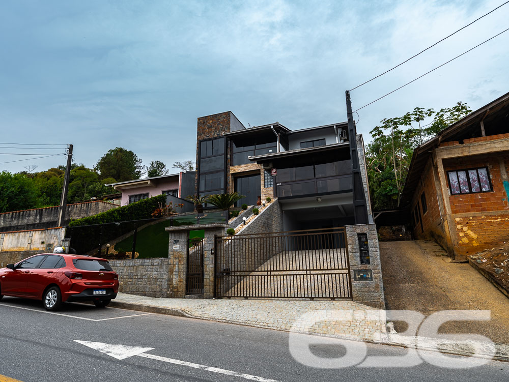 Localizado em uma das áreas mais desejadas de Joinville, no bairro Santa Catarina, este sobrado é o lar ideal para quem busca conforto, espaço e um acabamento impecável.
Características do Imóvel
Este sobrado é dividido em dois pavimentos, praticamente duas casas em uma. No primeiro andar, você encontrará uma ampla área social, com 2 salas de estar ideais para receber amigos e familiares. A cozinha é equipada com móveis planejados e possui integração direta com a área de festa, que é um verdadeiro convite ao lazer, contando com uma churrasqueira e piscina privativa. Este andar ainda possui 3 dormitórios, sendo uma suíte com hidromassagem, proporcionando momentos de relaxamento incomparáveis. O acabamento é impecável, com rebaixo em gesso e projeto luminotécnico de alta qualidade, garantindo sofisticação em cada detalhe.
No segundo andar, a elegância continua. A casa oferece uma segunda suíte, perfeito para quem deseja um espaço extra de conforto e privacidade. Este pavimento ainda conta com outro quarto, área de festa integrada à lavanderia, e um acabamento que não deixa nada a desejar, seguindo o mesmo padrão de excelência encontrado no andar inferior.
Conforto e Segurança
Para a sua tranquilidade, o sobrado conta com portão eletrônico, interfone, e todo o perímetro é murado. As garagens cobertas oferecem espaço para dois veículos, e ainda há vagas adicionais em garagens descobertas. Os ambientes são climatizados, equipados com condicionadores de ar para garantir o máximo conforto em qualquer estação do ano.
Além disso, a residência está pronta para receber seus animais de estimação, tornando-se o lar perfeito para toda a família.
Áreas de Lazer e Convivência
A área de lazer deste imóvel é um espetáculo à parte. Com uma área de festa integrada à cozinha gourmet, piscina, churrasqueira e uma varanda ampla, você terá tudo o que precisa para momentos de diversão e descanso. O jardim bem cuidado completa o cenário, oferecendo um espaço verde para seus momentos de descontração.
Venha Conhecer
Se você procura um imóvel que ofereça conforto, elegância e um espaço amplo para sua família, este sobrado em Joinville é a escolha ideal. Agende uma visita e venha conhecer de perto todos os detalhes que fazem deste imóvel uma verdadeira joia no mercado imobiliário.
636 NEGÓCIOS IMOBILIÁRIOS: A SUA MELHOR ESCOLHA
Com mais de 30 anos de experiência, a 636 Negócios Imobiliários é sua parceira ideal para encontrar o imóvel perfeito. Estamos prontos para ajudá-lo a fazer deste imóvel o seu novo lar.
Telefone: (47) 3451-0636
WhatsApp: (47) 99190-0636
Não perca esta oportunidade única. Visite nosso site para mais informações: i636.com.br