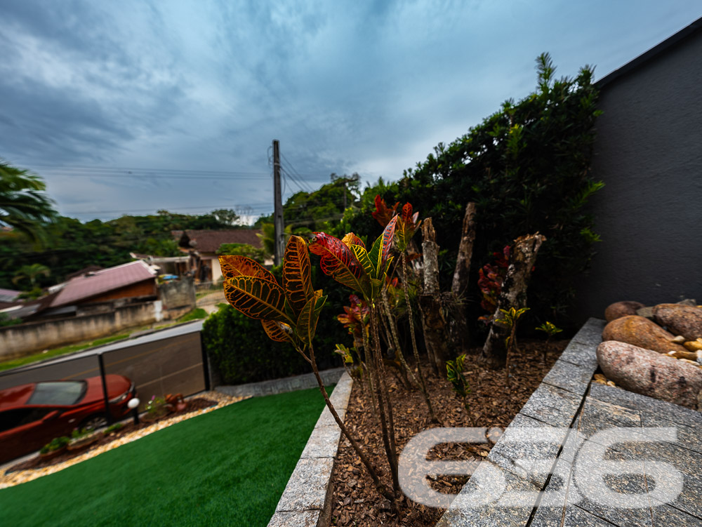 Localizado em uma das áreas mais desejadas de Joinville, no bairro Santa Catarina, este sobrado é o lar ideal para quem busca conforto, espaço e um acabamento impecável.
Características do Imóvel
Este sobrado é dividido em dois pavimentos, praticamente duas casas em uma. No primeiro andar, você encontrará uma ampla área social, com 2 salas de estar ideais para receber amigos e familiares. A cozinha é equipada com móveis planejados e possui integração direta com a área de festa, que é um verdadeiro convite ao lazer, contando com uma churrasqueira e piscina privativa. Este andar ainda possui 3 dormitórios, sendo uma suíte com hidromassagem, proporcionando momentos de relaxamento incomparáveis. O acabamento é impecável, com rebaixo em gesso e projeto luminotécnico de alta qualidade, garantindo sofisticação em cada detalhe.
No segundo andar, a elegância continua. A casa oferece uma segunda suíte, perfeito para quem deseja um espaço extra de conforto e privacidade. Este pavimento ainda conta com outro quarto, área de festa integrada à lavanderia, e um acabamento que não deixa nada a desejar, seguindo o mesmo padrão de excelência encontrado no andar inferior.
Conforto e Segurança
Para a sua tranquilidade, o sobrado conta com portão eletrônico, interfone, e todo o perímetro é murado. As garagens cobertas oferecem espaço para dois veículos, e ainda há vagas adicionais em garagens descobertas. Os ambientes são climatizados, equipados com condicionadores de ar para garantir o máximo conforto em qualquer estação do ano.
Além disso, a residência está pronta para receber seus animais de estimação, tornando-se o lar perfeito para toda a família.
Áreas de Lazer e Convivência
A área de lazer deste imóvel é um espetáculo à parte. Com uma área de festa integrada à cozinha gourmet, piscina, churrasqueira e uma varanda ampla, você terá tudo o que precisa para momentos de diversão e descanso. O jardim bem cuidado completa o cenário, oferecendo um espaço verde para seus momentos de descontração.
Venha Conhecer
Se você procura um imóvel que ofereça conforto, elegância e um espaço amplo para sua família, este sobrado em Joinville é a escolha ideal. Agende uma visita e venha conhecer de perto todos os detalhes que fazem deste imóvel uma verdadeira joia no mercado imobiliário.
636 NEGÓCIOS IMOBILIÁRIOS: A SUA MELHOR ESCOLHA
Com mais de 30 anos de experiência, a 636 Negócios Imobiliários é sua parceira ideal para encontrar o imóvel perfeito. Estamos prontos para ajudá-lo a fazer deste imóvel o seu novo lar.
Telefone: (47) 3451-0636
WhatsApp: (47) 99190-0636
Não perca esta oportunidade única. Visite nosso site para mais informações: i636.com.br