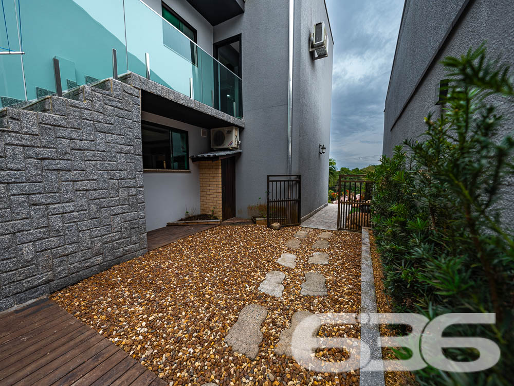 Localizado em uma das áreas mais desejadas de Joinville, no bairro Santa Catarina, este sobrado é o lar ideal para quem busca conforto, espaço e um acabamento impecável.
Características do Imóvel
Este sobrado é dividido em dois pavimentos, praticamente duas casas em uma. No primeiro andar, você encontrará uma ampla área social, com 2 salas de estar ideais para receber amigos e familiares. A cozinha é equipada com móveis planejados e possui integração direta com a área de festa, que é um verdadeiro convite ao lazer, contando com uma churrasqueira e piscina privativa. Este andar ainda possui 3 dormitórios, sendo uma suíte com hidromassagem, proporcionando momentos de relaxamento incomparáveis. O acabamento é impecável, com rebaixo em gesso e projeto luminotécnico de alta qualidade, garantindo sofisticação em cada detalhe.
No segundo andar, a elegância continua. A casa oferece uma segunda suíte, perfeito para quem deseja um espaço extra de conforto e privacidade. Este pavimento ainda conta com outro quarto, área de festa integrada à lavanderia, e um acabamento que não deixa nada a desejar, seguindo o mesmo padrão de excelência encontrado no andar inferior.
Conforto e Segurança
Para a sua tranquilidade, o sobrado conta com portão eletrônico, interfone, e todo o perímetro é murado. As garagens cobertas oferecem espaço para dois veículos, e ainda há vagas adicionais em garagens descobertas. Os ambientes são climatizados, equipados com condicionadores de ar para garantir o máximo conforto em qualquer estação do ano.
Além disso, a residência está pronta para receber seus animais de estimação, tornando-se o lar perfeito para toda a família.
Áreas de Lazer e Convivência
A área de lazer deste imóvel é um espetáculo à parte. Com uma área de festa integrada à cozinha gourmet, piscina, churrasqueira e uma varanda ampla, você terá tudo o que precisa para momentos de diversão e descanso. O jardim bem cuidado completa o cenário, oferecendo um espaço verde para seus momentos de descontração.
Venha Conhecer
Se você procura um imóvel que ofereça conforto, elegância e um espaço amplo para sua família, este sobrado em Joinville é a escolha ideal. Agende uma visita e venha conhecer de perto todos os detalhes que fazem deste imóvel uma verdadeira joia no mercado imobiliário.
636 NEGÓCIOS IMOBILIÁRIOS: A SUA MELHOR ESCOLHA
Com mais de 30 anos de experiência, a 636 Negócios Imobiliários é sua parceira ideal para encontrar o imóvel perfeito. Estamos prontos para ajudá-lo a fazer deste imóvel o seu novo lar.
Telefone: (47) 3451-0636
WhatsApp: (47) 99190-0636
Não perca esta oportunidade única. Visite nosso site para mais informações: i636.com.br