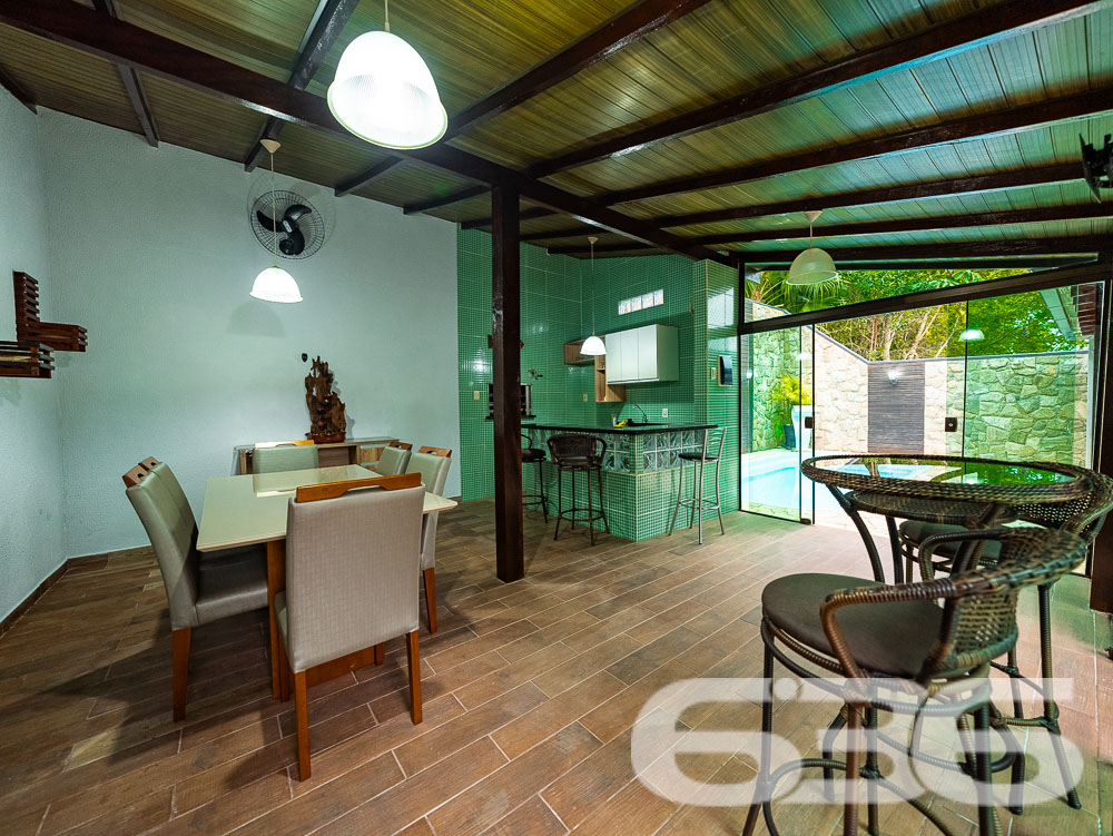 Localizado em uma das áreas mais desejadas de Joinville, no bairro Santa Catarina, este sobrado é o lar ideal para quem busca conforto, espaço e um acabamento impecável.
Características do Imóvel
Este sobrado é dividido em dois pavimentos, praticamente duas casas em uma. No primeiro andar, você encontrará uma ampla área social, com 2 salas de estar ideais para receber amigos e familiares. A cozinha é equipada com móveis planejados e possui integração direta com a área de festa, que é um verdadeiro convite ao lazer, contando com uma churrasqueira e piscina privativa. Este andar ainda possui 3 dormitórios, sendo uma suíte com hidromassagem, proporcionando momentos de relaxamento incomparáveis. O acabamento é impecável, com rebaixo em gesso e projeto luminotécnico de alta qualidade, garantindo sofisticação em cada detalhe.
No segundo andar, a elegância continua. A casa oferece uma segunda suíte, perfeito para quem deseja um espaço extra de conforto e privacidade. Este pavimento ainda conta com outro quarto, área de festa integrada à lavanderia, e um acabamento que não deixa nada a desejar, seguindo o mesmo padrão de excelência encontrado no andar inferior.
Conforto e Segurança
Para a sua tranquilidade, o sobrado conta com portão eletrônico, interfone, e todo o perímetro é murado. As garagens cobertas oferecem espaço para dois veículos, e ainda há vagas adicionais em garagens descobertas. Os ambientes são climatizados, equipados com condicionadores de ar para garantir o máximo conforto em qualquer estação do ano.
Além disso, a residência está pronta para receber seus animais de estimação, tornando-se o lar perfeito para toda a família.
Áreas de Lazer e Convivência
A área de lazer deste imóvel é um espetáculo à parte. Com uma área de festa integrada à cozinha gourmet, piscina, churrasqueira e uma varanda ampla, você terá tudo o que precisa para momentos de diversão e descanso. O jardim bem cuidado completa o cenário, oferecendo um espaço verde para seus momentos de descontração.
Venha Conhecer
Se você procura um imóvel que ofereça conforto, elegância e um espaço amplo para sua família, este sobrado em Joinville é a escolha ideal. Agende uma visita e venha conhecer de perto todos os detalhes que fazem deste imóvel uma verdadeira joia no mercado imobiliário.
636 NEGÓCIOS IMOBILIÁRIOS: A SUA MELHOR ESCOLHA
Com mais de 30 anos de experiência, a 636 Negócios Imobiliários é sua parceira ideal para encontrar o imóvel perfeito. Estamos prontos para ajudá-lo a fazer deste imóvel o seu novo lar.
Telefone: (47) 3451-0636
WhatsApp: (47) 99190-0636
Não perca esta oportunidade única. Visite nosso site para mais informações: i636.com.br