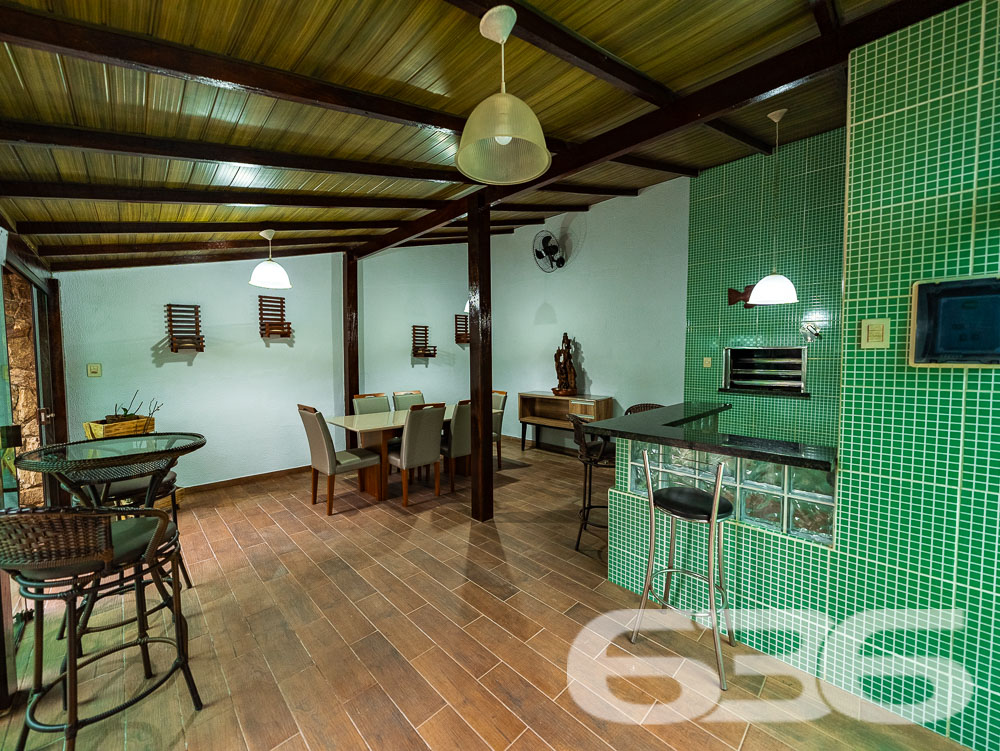 Localizado em uma das áreas mais desejadas de Joinville, no bairro Santa Catarina, este sobrado é o lar ideal para quem busca conforto, espaço e um acabamento impecável.
Características do Imóvel
Este sobrado é dividido em dois pavimentos, praticamente duas casas em uma. No primeiro andar, você encontrará uma ampla área social, com 2 salas de estar ideais para receber amigos e familiares. A cozinha é equipada com móveis planejados e possui integração direta com a área de festa, que é um verdadeiro convite ao lazer, contando com uma churrasqueira e piscina privativa. Este andar ainda possui 3 dormitórios, sendo uma suíte com hidromassagem, proporcionando momentos de relaxamento incomparáveis. O acabamento é impecável, com rebaixo em gesso e projeto luminotécnico de alta qualidade, garantindo sofisticação em cada detalhe.
No segundo andar, a elegância continua. A casa oferece uma segunda suíte, perfeito para quem deseja um espaço extra de conforto e privacidade. Este pavimento ainda conta com outro quarto, área de festa integrada à lavanderia, e um acabamento que não deixa nada a desejar, seguindo o mesmo padrão de excelência encontrado no andar inferior.
Conforto e Segurança
Para a sua tranquilidade, o sobrado conta com portão eletrônico, interfone, e todo o perímetro é murado. As garagens cobertas oferecem espaço para dois veículos, e ainda há vagas adicionais em garagens descobertas. Os ambientes são climatizados, equipados com condicionadores de ar para garantir o máximo conforto em qualquer estação do ano.
Além disso, a residência está pronta para receber seus animais de estimação, tornando-se o lar perfeito para toda a família.
Áreas de Lazer e Convivência
A área de lazer deste imóvel é um espetáculo à parte. Com uma área de festa integrada à cozinha gourmet, piscina, churrasqueira e uma varanda ampla, você terá tudo o que precisa para momentos de diversão e descanso. O jardim bem cuidado completa o cenário, oferecendo um espaço verde para seus momentos de descontração.
Venha Conhecer
Se você procura um imóvel que ofereça conforto, elegância e um espaço amplo para sua família, este sobrado em Joinville é a escolha ideal. Agende uma visita e venha conhecer de perto todos os detalhes que fazem deste imóvel uma verdadeira joia no mercado imobiliário.
636 NEGÓCIOS IMOBILIÁRIOS: A SUA MELHOR ESCOLHA
Com mais de 30 anos de experiência, a 636 Negócios Imobiliários é sua parceira ideal para encontrar o imóvel perfeito. Estamos prontos para ajudá-lo a fazer deste imóvel o seu novo lar.
Telefone: (47) 3451-0636
WhatsApp: (47) 99190-0636
Não perca esta oportunidade única. Visite nosso site para mais informações: i636.com.br