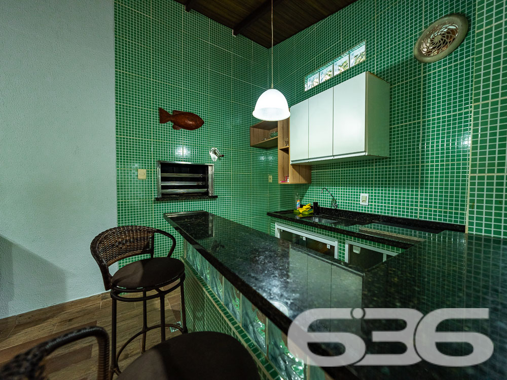 Localizado em uma das áreas mais desejadas de Joinville, no bairro Santa Catarina, este sobrado é o lar ideal para quem busca conforto, espaço e um acabamento impecável.
Características do Imóvel
Este sobrado é dividido em dois pavimentos, praticamente duas casas em uma. No primeiro andar, você encontrará uma ampla área social, com 2 salas de estar ideais para receber amigos e familiares. A cozinha é equipada com móveis planejados e possui integração direta com a área de festa, que é um verdadeiro convite ao lazer, contando com uma churrasqueira e piscina privativa. Este andar ainda possui 3 dormitórios, sendo uma suíte com hidromassagem, proporcionando momentos de relaxamento incomparáveis. O acabamento é impecável, com rebaixo em gesso e projeto luminotécnico de alta qualidade, garantindo sofisticação em cada detalhe.
No segundo andar, a elegância continua. A casa oferece uma segunda suíte, perfeito para quem deseja um espaço extra de conforto e privacidade. Este pavimento ainda conta com outro quarto, área de festa integrada à lavanderia, e um acabamento que não deixa nada a desejar, seguindo o mesmo padrão de excelência encontrado no andar inferior.
Conforto e Segurança
Para a sua tranquilidade, o sobrado conta com portão eletrônico, interfone, e todo o perímetro é murado. As garagens cobertas oferecem espaço para dois veículos, e ainda há vagas adicionais em garagens descobertas. Os ambientes são climatizados, equipados com condicionadores de ar para garantir o máximo conforto em qualquer estação do ano.
Além disso, a residência está pronta para receber seus animais de estimação, tornando-se o lar perfeito para toda a família.
Áreas de Lazer e Convivência
A área de lazer deste imóvel é um espetáculo à parte. Com uma área de festa integrada à cozinha gourmet, piscina, churrasqueira e uma varanda ampla, você terá tudo o que precisa para momentos de diversão e descanso. O jardim bem cuidado completa o cenário, oferecendo um espaço verde para seus momentos de descontração.
Venha Conhecer
Se você procura um imóvel que ofereça conforto, elegância e um espaço amplo para sua família, este sobrado em Joinville é a escolha ideal. Agende uma visita e venha conhecer de perto todos os detalhes que fazem deste imóvel uma verdadeira joia no mercado imobiliário.
636 NEGÓCIOS IMOBILIÁRIOS: A SUA MELHOR ESCOLHA
Com mais de 30 anos de experiência, a 636 Negócios Imobiliários é sua parceira ideal para encontrar o imóvel perfeito. Estamos prontos para ajudá-lo a fazer deste imóvel o seu novo lar.
Telefone: (47) 3451-0636
WhatsApp: (47) 99190-0636
Não perca esta oportunidade única. Visite nosso site para mais informações: i636.com.br