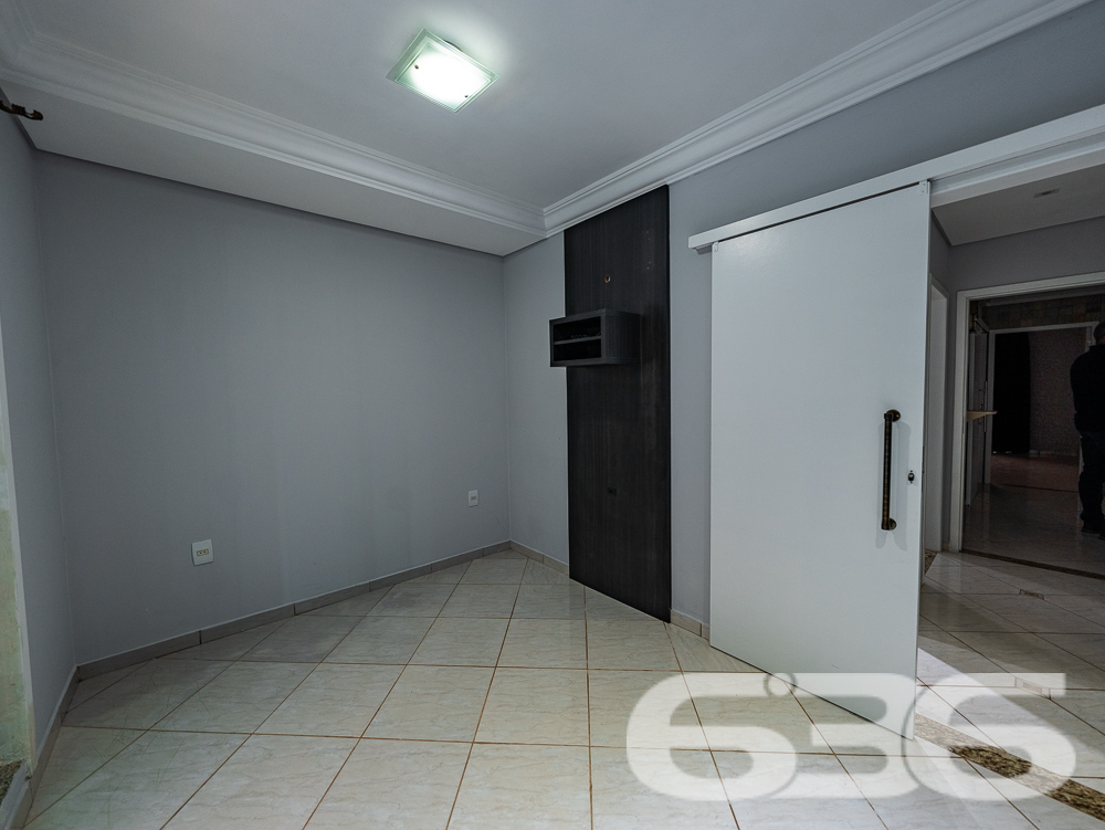 Localizado em uma das áreas mais desejadas de Joinville, no bairro Santa Catarina, este sobrado é o lar ideal para quem busca conforto, espaço e um acabamento impecável.
Características do Imóvel
Este sobrado é dividido em dois pavimentos, praticamente duas casas em uma. No primeiro andar, você encontrará uma ampla área social, com 2 salas de estar ideais para receber amigos e familiares. A cozinha é equipada com móveis planejados e possui integração direta com a área de festa, que é um verdadeiro convite ao lazer, contando com uma churrasqueira e piscina privativa. Este andar ainda possui 3 dormitórios, sendo uma suíte com hidromassagem, proporcionando momentos de relaxamento incomparáveis. O acabamento é impecável, com rebaixo em gesso e projeto luminotécnico de alta qualidade, garantindo sofisticação em cada detalhe.
No segundo andar, a elegância continua. A casa oferece uma segunda suíte, perfeito para quem deseja um espaço extra de conforto e privacidade. Este pavimento ainda conta com outro quarto, área de festa integrada à lavanderia, e um acabamento que não deixa nada a desejar, seguindo o mesmo padrão de excelência encontrado no andar inferior.
Conforto e Segurança
Para a sua tranquilidade, o sobrado conta com portão eletrônico, interfone, e todo o perímetro é murado. As garagens cobertas oferecem espaço para dois veículos, e ainda há vagas adicionais em garagens descobertas. Os ambientes são climatizados, equipados com condicionadores de ar para garantir o máximo conforto em qualquer estação do ano.
Além disso, a residência está pronta para receber seus animais de estimação, tornando-se o lar perfeito para toda a família.
Áreas de Lazer e Convivência
A área de lazer deste imóvel é um espetáculo à parte. Com uma área de festa integrada à cozinha gourmet, piscina, churrasqueira e uma varanda ampla, você terá tudo o que precisa para momentos de diversão e descanso. O jardim bem cuidado completa o cenário, oferecendo um espaço verde para seus momentos de descontração.
Venha Conhecer
Se você procura um imóvel que ofereça conforto, elegância e um espaço amplo para sua família, este sobrado em Joinville é a escolha ideal. Agende uma visita e venha conhecer de perto todos os detalhes que fazem deste imóvel uma verdadeira joia no mercado imobiliário.
636 NEGÓCIOS IMOBILIÁRIOS: A SUA MELHOR ESCOLHA
Com mais de 30 anos de experiência, a 636 Negócios Imobiliários é sua parceira ideal para encontrar o imóvel perfeito. Estamos prontos para ajudá-lo a fazer deste imóvel o seu novo lar.
Telefone: (47) 3451-0636
WhatsApp: (47) 99190-0636
Não perca esta oportunidade única. Visite nosso site para mais informações: i636.com.br