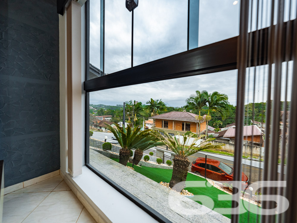 Localizado em uma das áreas mais desejadas de Joinville, no bairro Santa Catarina, este sobrado é o lar ideal para quem busca conforto, espaço e um acabamento impecável.
Características do Imóvel
Este sobrado é dividido em dois pavimentos, praticamente duas casas em uma. No primeiro andar, você encontrará uma ampla área social, com 2 salas de estar ideais para receber amigos e familiares. A cozinha é equipada com móveis planejados e possui integração direta com a área de festa, que é um verdadeiro convite ao lazer, contando com uma churrasqueira e piscina privativa. Este andar ainda possui 3 dormitórios, sendo uma suíte com hidromassagem, proporcionando momentos de relaxamento incomparáveis. O acabamento é impecável, com rebaixo em gesso e projeto luminotécnico de alta qualidade, garantindo sofisticação em cada detalhe.
No segundo andar, a elegância continua. A casa oferece uma segunda suíte, perfeito para quem deseja um espaço extra de conforto e privacidade. Este pavimento ainda conta com outro quarto, área de festa integrada à lavanderia, e um acabamento que não deixa nada a desejar, seguindo o mesmo padrão de excelência encontrado no andar inferior.
Conforto e Segurança
Para a sua tranquilidade, o sobrado conta com portão eletrônico, interfone, e todo o perímetro é murado. As garagens cobertas oferecem espaço para dois veículos, e ainda há vagas adicionais em garagens descobertas. Os ambientes são climatizados, equipados com condicionadores de ar para garantir o máximo conforto em qualquer estação do ano.
Além disso, a residência está pronta para receber seus animais de estimação, tornando-se o lar perfeito para toda a família.
Áreas de Lazer e Convivência
A área de lazer deste imóvel é um espetáculo à parte. Com uma área de festa integrada à cozinha gourmet, piscina, churrasqueira e uma varanda ampla, você terá tudo o que precisa para momentos de diversão e descanso. O jardim bem cuidado completa o cenário, oferecendo um espaço verde para seus momentos de descontração.
Venha Conhecer
Se você procura um imóvel que ofereça conforto, elegância e um espaço amplo para sua família, este sobrado em Joinville é a escolha ideal. Agende uma visita e venha conhecer de perto todos os detalhes que fazem deste imóvel uma verdadeira joia no mercado imobiliário.
636 NEGÓCIOS IMOBILIÁRIOS: A SUA MELHOR ESCOLHA
Com mais de 30 anos de experiência, a 636 Negócios Imobiliários é sua parceira ideal para encontrar o imóvel perfeito. Estamos prontos para ajudá-lo a fazer deste imóvel o seu novo lar.
Telefone: (47) 3451-0636
WhatsApp: (47) 99190-0636
Não perca esta oportunidade única. Visite nosso site para mais informações: i636.com.br