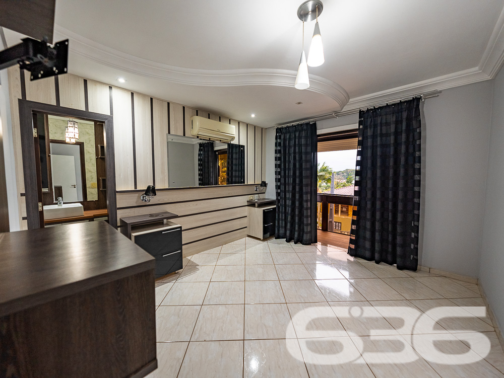 Localizado em uma das áreas mais desejadas de Joinville, no bairro Santa Catarina, este sobrado é o lar ideal para quem busca conforto, espaço e um acabamento impecável.
Características do Imóvel
Este sobrado é dividido em dois pavimentos, praticamente duas casas em uma. No primeiro andar, você encontrará uma ampla área social, com 2 salas de estar ideais para receber amigos e familiares. A cozinha é equipada com móveis planejados e possui integração direta com a área de festa, que é um verdadeiro convite ao lazer, contando com uma churrasqueira e piscina privativa. Este andar ainda possui 3 dormitórios, sendo uma suíte com hidromassagem, proporcionando momentos de relaxamento incomparáveis. O acabamento é impecável, com rebaixo em gesso e projeto luminotécnico de alta qualidade, garantindo sofisticação em cada detalhe.
No segundo andar, a elegância continua. A casa oferece uma segunda suíte, perfeito para quem deseja um espaço extra de conforto e privacidade. Este pavimento ainda conta com outro quarto, área de festa integrada à lavanderia, e um acabamento que não deixa nada a desejar, seguindo o mesmo padrão de excelência encontrado no andar inferior.
Conforto e Segurança
Para a sua tranquilidade, o sobrado conta com portão eletrônico, interfone, e todo o perímetro é murado. As garagens cobertas oferecem espaço para dois veículos, e ainda há vagas adicionais em garagens descobertas. Os ambientes são climatizados, equipados com condicionadores de ar para garantir o máximo conforto em qualquer estação do ano.
Além disso, a residência está pronta para receber seus animais de estimação, tornando-se o lar perfeito para toda a família.
Áreas de Lazer e Convivência
A área de lazer deste imóvel é um espetáculo à parte. Com uma área de festa integrada à cozinha gourmet, piscina, churrasqueira e uma varanda ampla, você terá tudo o que precisa para momentos de diversão e descanso. O jardim bem cuidado completa o cenário, oferecendo um espaço verde para seus momentos de descontração.
Venha Conhecer
Se você procura um imóvel que ofereça conforto, elegância e um espaço amplo para sua família, este sobrado em Joinville é a escolha ideal. Agende uma visita e venha conhecer de perto todos os detalhes que fazem deste imóvel uma verdadeira joia no mercado imobiliário.
636 NEGÓCIOS IMOBILIÁRIOS: A SUA MELHOR ESCOLHA
Com mais de 30 anos de experiência, a 636 Negócios Imobiliários é sua parceira ideal para encontrar o imóvel perfeito. Estamos prontos para ajudá-lo a fazer deste imóvel o seu novo lar.
Telefone: (47) 3451-0636
WhatsApp: (47) 99190-0636
Não perca esta oportunidade única. Visite nosso site para mais informações: i636.com.br