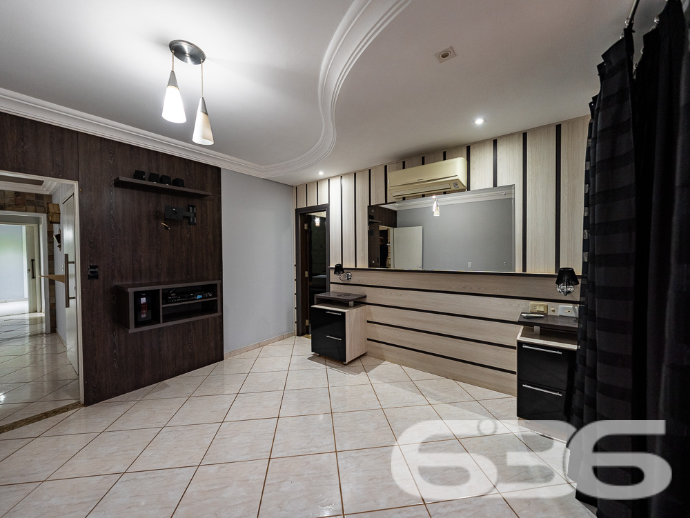 Localizado em uma das áreas mais desejadas de Joinville, no bairro Santa Catarina, este sobrado é o lar ideal para quem busca conforto, espaço e um acabamento impecável.
Características do Imóvel
Este sobrado é dividido em dois pavimentos, praticamente duas casas em uma. No primeiro andar, você encontrará uma ampla área social, com 2 salas de estar ideais para receber amigos e familiares. A cozinha é equipada com móveis planejados e possui integração direta com a área de festa, que é um verdadeiro convite ao lazer, contando com uma churrasqueira e piscina privativa. Este andar ainda possui 3 dormitórios, sendo uma suíte com hidromassagem, proporcionando momentos de relaxamento incomparáveis. O acabamento é impecável, com rebaixo em gesso e projeto luminotécnico de alta qualidade, garantindo sofisticação em cada detalhe.
No segundo andar, a elegância continua. A casa oferece uma segunda suíte, perfeito para quem deseja um espaço extra de conforto e privacidade. Este pavimento ainda conta com outro quarto, área de festa integrada à lavanderia, e um acabamento que não deixa nada a desejar, seguindo o mesmo padrão de excelência encontrado no andar inferior.
Conforto e Segurança
Para a sua tranquilidade, o sobrado conta com portão eletrônico, interfone, e todo o perímetro é murado. As garagens cobertas oferecem espaço para dois veículos, e ainda há vagas adicionais em garagens descobertas. Os ambientes são climatizados, equipados com condicionadores de ar para garantir o máximo conforto em qualquer estação do ano.
Além disso, a residência está pronta para receber seus animais de estimação, tornando-se o lar perfeito para toda a família.
Áreas de Lazer e Convivência
A área de lazer deste imóvel é um espetáculo à parte. Com uma área de festa integrada à cozinha gourmet, piscina, churrasqueira e uma varanda ampla, você terá tudo o que precisa para momentos de diversão e descanso. O jardim bem cuidado completa o cenário, oferecendo um espaço verde para seus momentos de descontração.
Venha Conhecer
Se você procura um imóvel que ofereça conforto, elegância e um espaço amplo para sua família, este sobrado em Joinville é a escolha ideal. Agende uma visita e venha conhecer de perto todos os detalhes que fazem deste imóvel uma verdadeira joia no mercado imobiliário.
636 NEGÓCIOS IMOBILIÁRIOS: A SUA MELHOR ESCOLHA
Com mais de 30 anos de experiência, a 636 Negócios Imobiliários é sua parceira ideal para encontrar o imóvel perfeito. Estamos prontos para ajudá-lo a fazer deste imóvel o seu novo lar.
Telefone: (47) 3451-0636
WhatsApp: (47) 99190-0636
Não perca esta oportunidade única. Visite nosso site para mais informações: i636.com.br